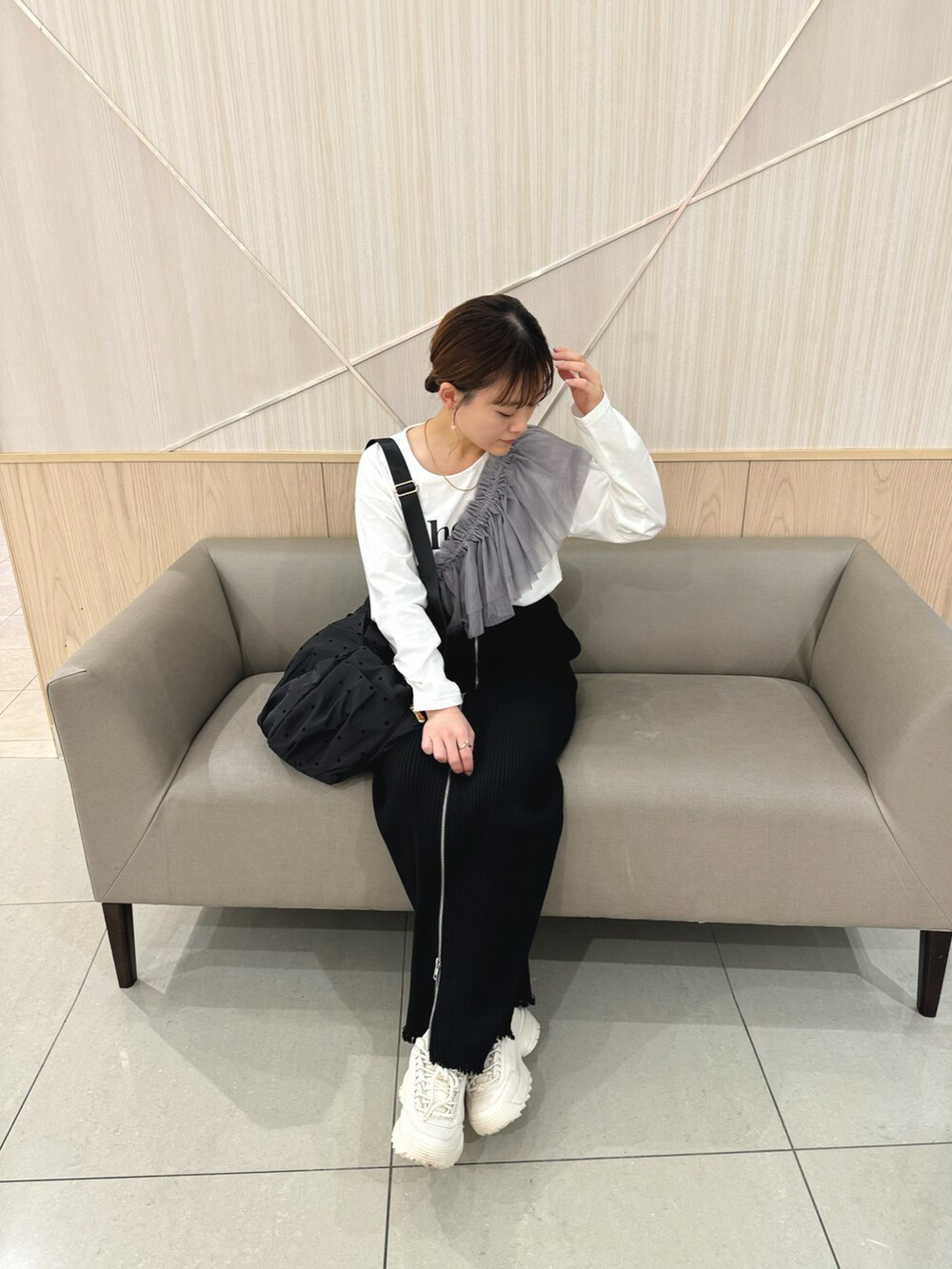 グレー系のその他トップス、グレー系のトップス、ブラック系のスカートを着用したレディースの夏コーディネートの2枚目の写真