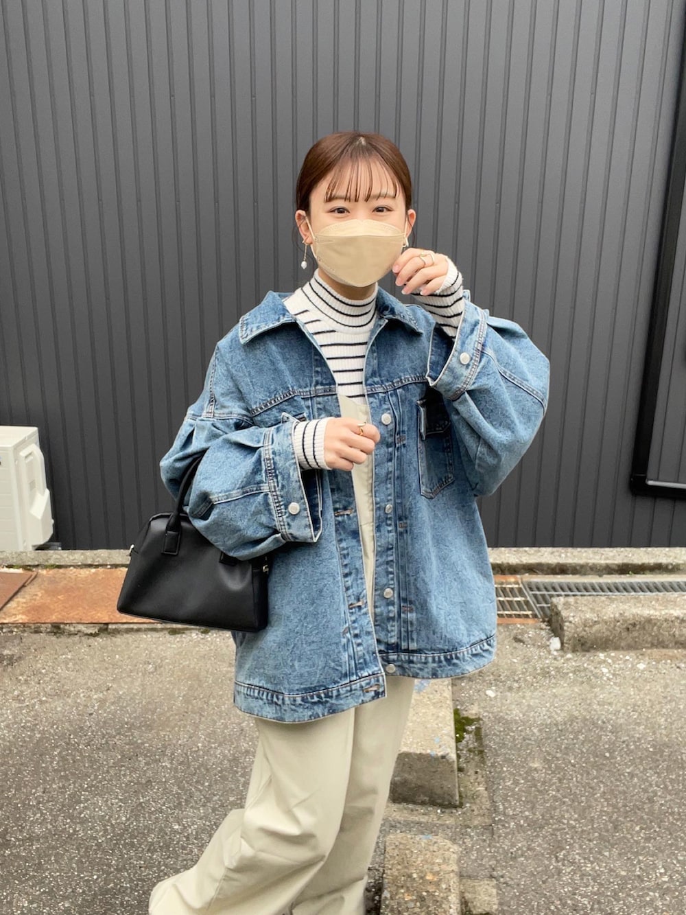 ホワイト系のサロペット/オーバーオール、ブルー系のデニムジャケット、ホワイト系のニット/セーターを着用したレディースの春コーディネートの5枚目の写真