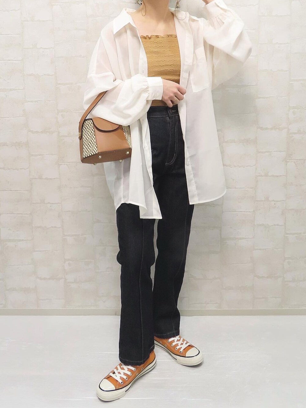 ホワイト系のシャツ/ブラウス、オレンジ系のキャミソール、イエロー系のショルダーバッグを着用したレディースの春コーディネートの2枚目の写真