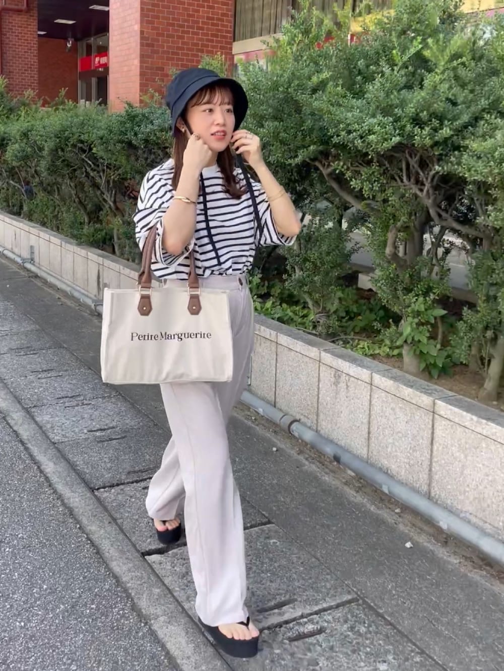 ホワイト系のTシャツ/カットソー、ホワイト系のその他パンツ、ホワイト系のトートバッグを着用したレディースの夏コーディネートの3枚目の写真
