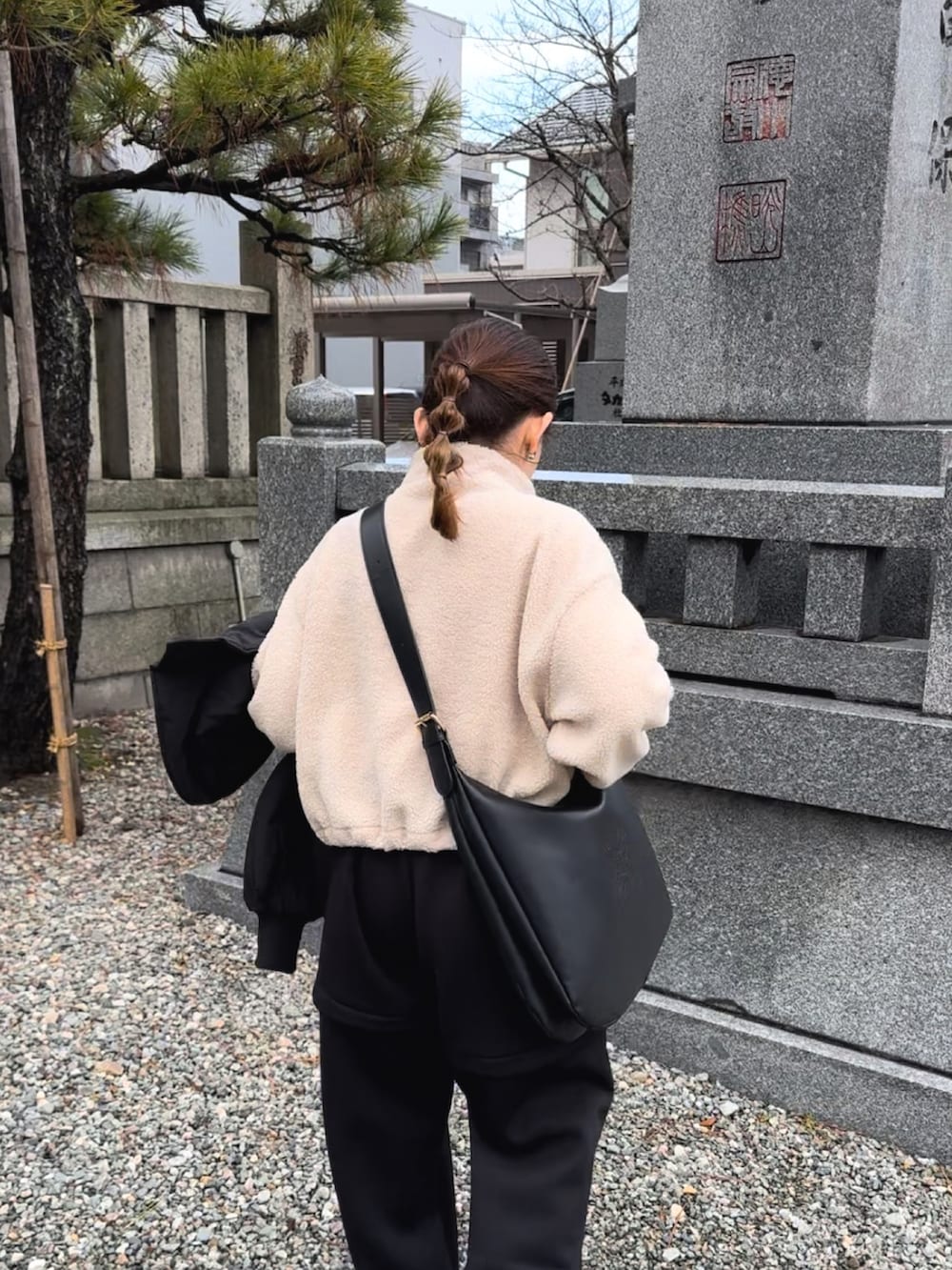 ホワイト系のトップス、ブラック系のジャケット/アウター、ブラック系のパンツを着用したレディースの冬コーディネートの3枚目の写真