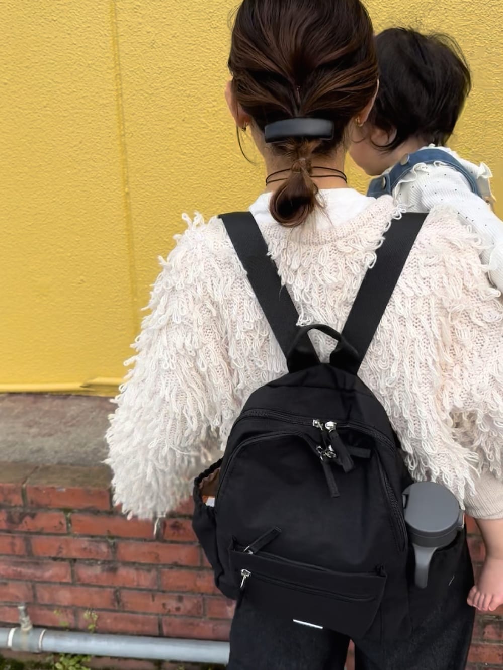 ホワイト系のカーディガン/ボレロ、ホワイト系のTシャツ/カットソー、ブラック系のデニムパンツを着用したレディースの春コーディネートの4枚目の写真