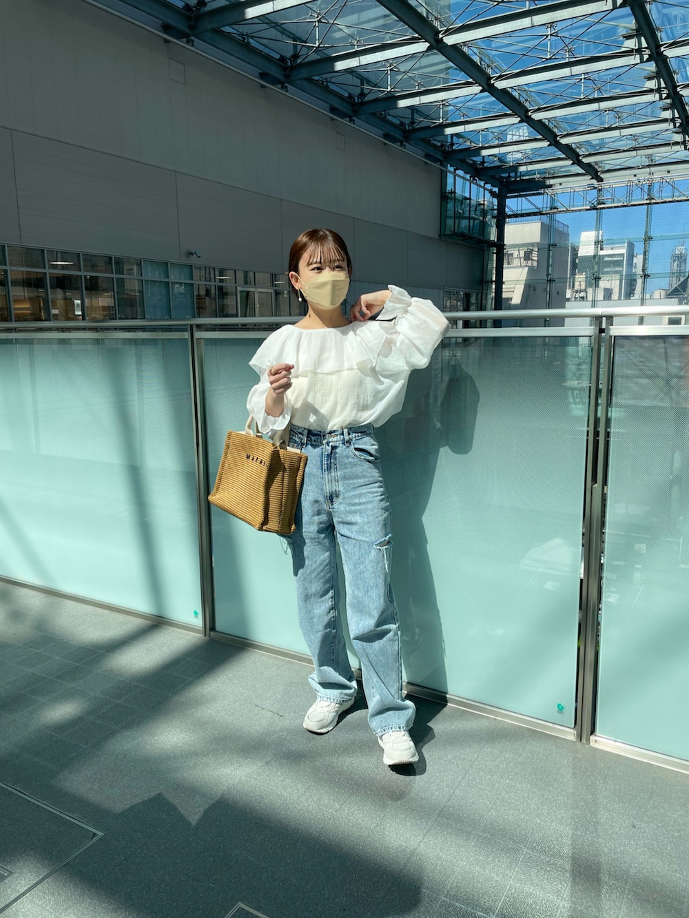 ホワイト系のシャツ/ブラウス、その他のデニムパンツ、ホワイト系のスニーカーを着用したレディースの春コーディネートの5枚目の写真