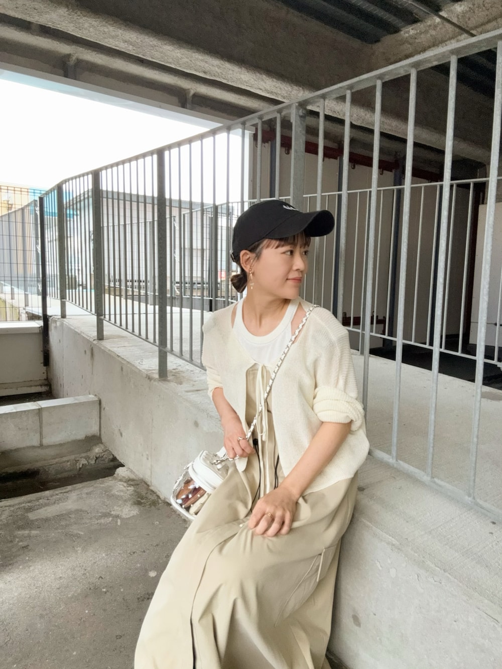 ホワイト系のカーディガン/ボレロ、ホワイト系のタンクトップ、ベージュ系のワンピース/ドレスを着用したレディースの夏コーディネートの5枚目の写真