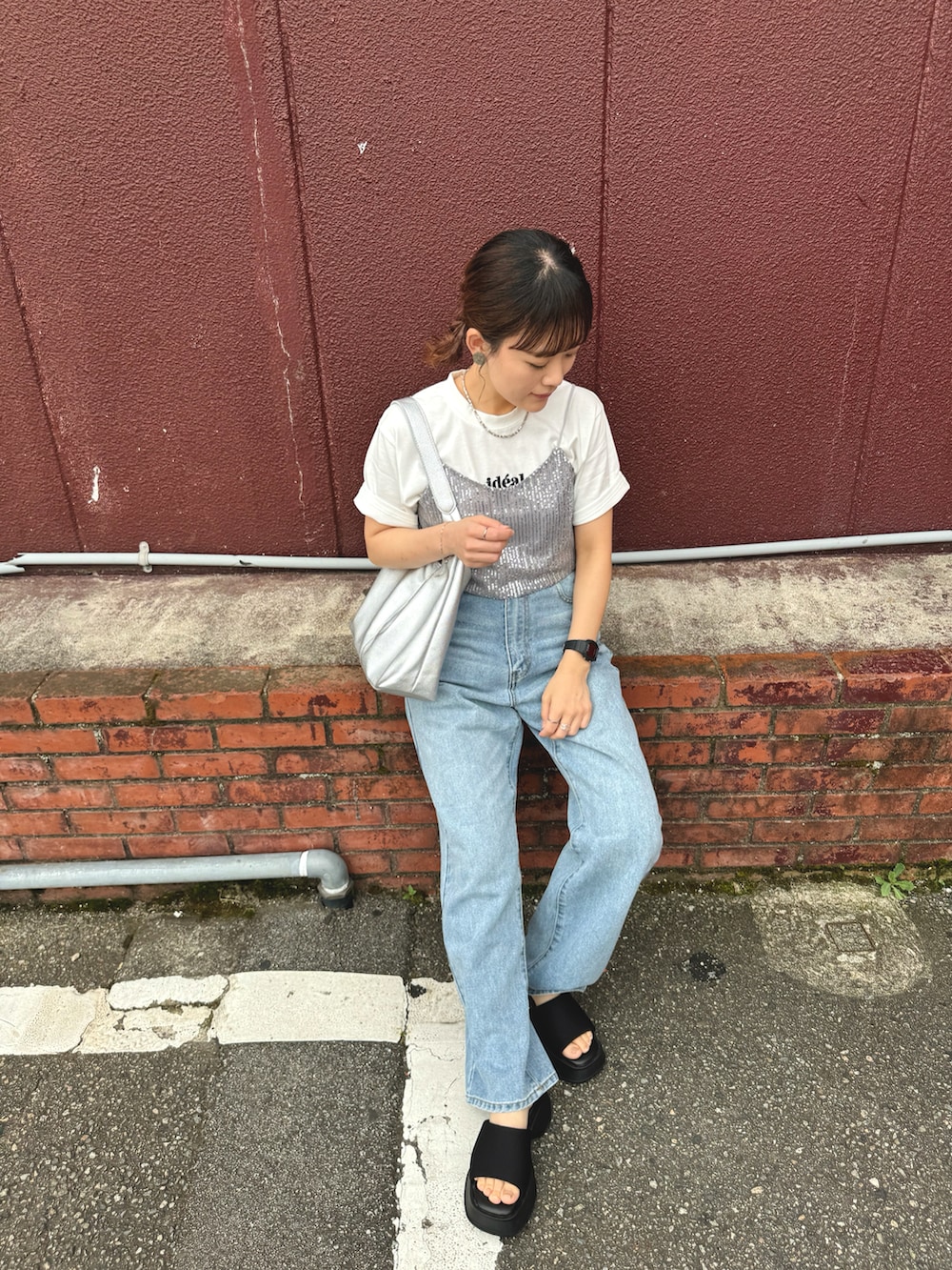 ホワイト系のTシャツ/カットソー、シルバー系のその他トップス、ブルー系のデニムパンツを着用したレディースの夏コーディネートの3枚目の写真