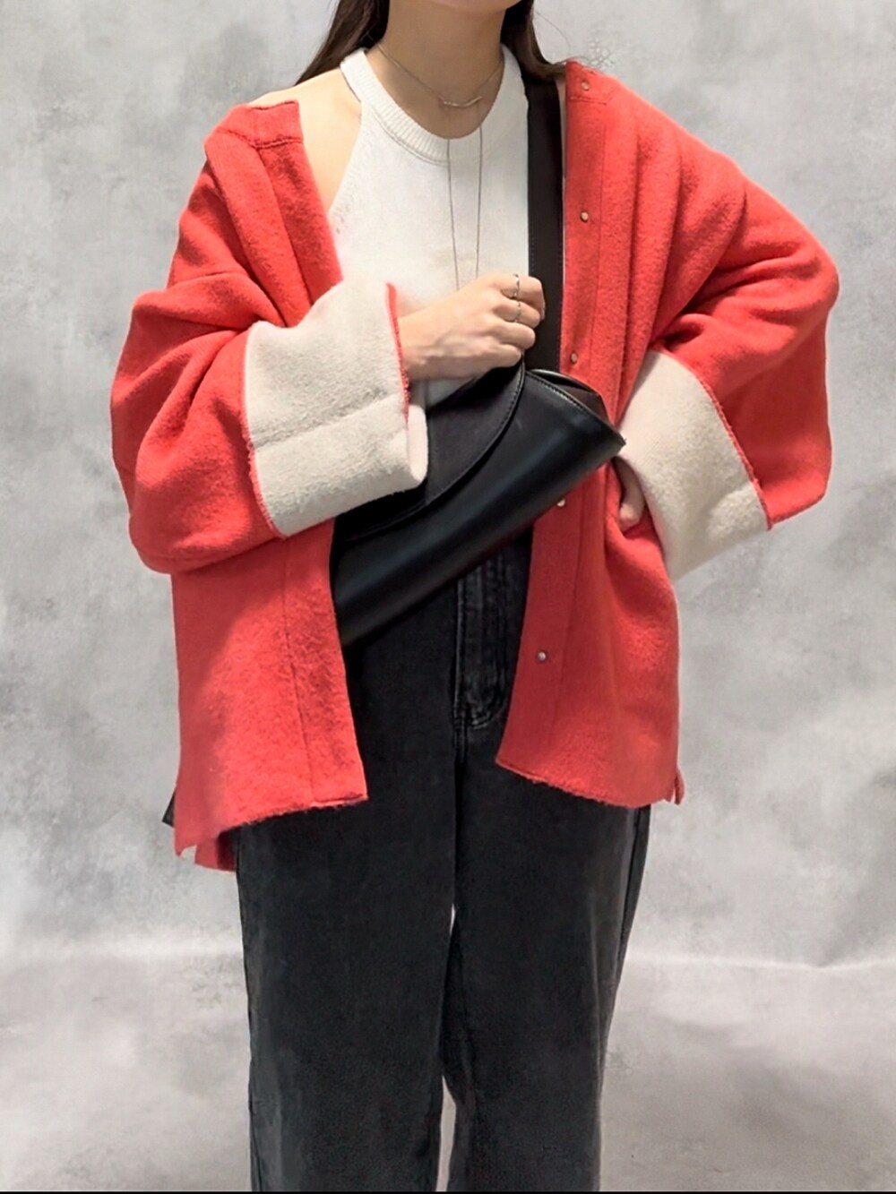 レッド系のその他アウター、ホワイト系のタンクトップ、ブルー系のデニムパンツを着用したレディースの秋コーディネートの3枚目の写真