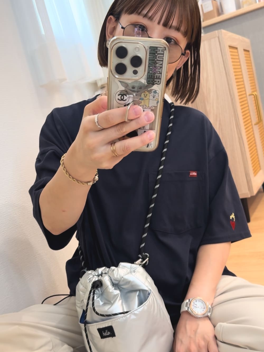 ブルー系のTシャツ/カットソー、ブルー系のデニムパンツ、シルバー系のショルダーバッグを着用したレディースの夏コーディネートの2枚目の写真