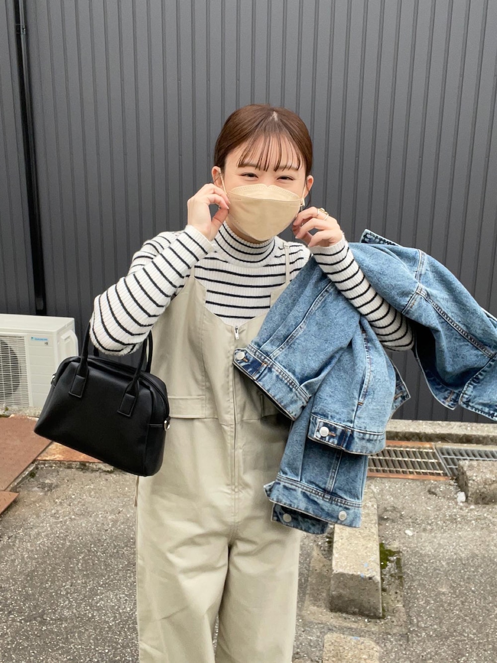 ホワイト系のサロペット/オーバーオール、ブルー系のデニムジャケット、ホワイト系のニット/セーターを着用したレディースの春コーディネートの3枚目の写真