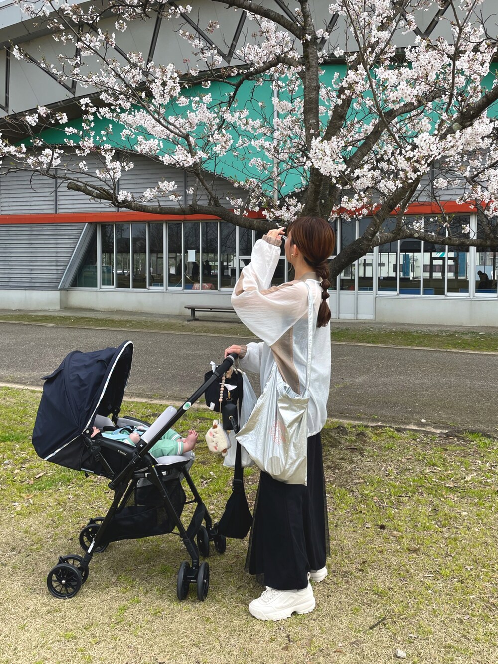 ホワイト系のTシャツ/カットソー、ブラック系のスカート、シルバー系のトートバッグを着用したレディースの春コーディネートの3枚目の写真