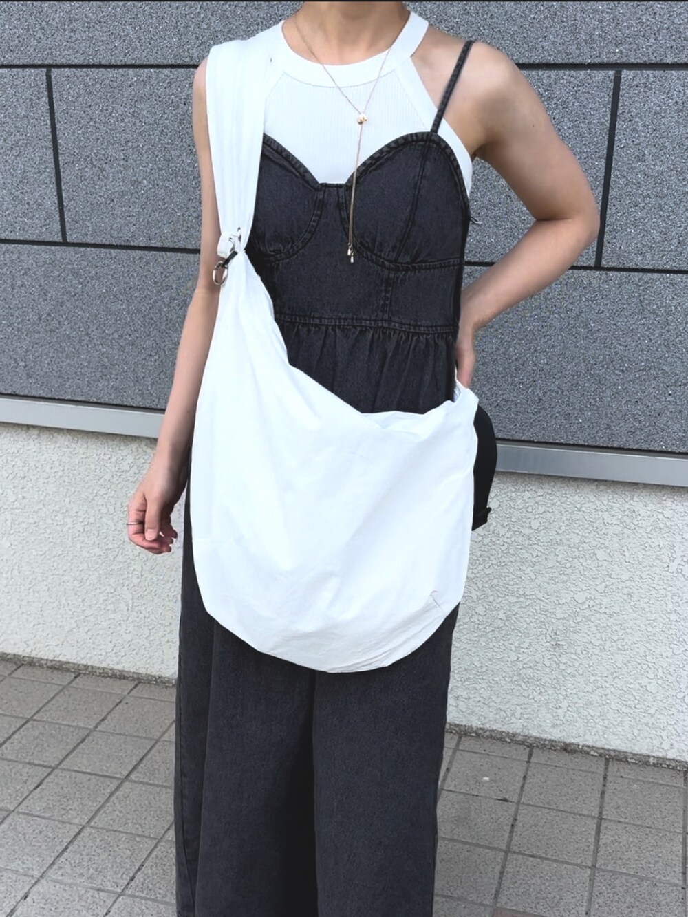 ブラック系のワンピース/ドレス、ホワイト系のタンクトップ、ホワイト系のショルダーバッグを着用したレディースの夏コーディネートの3枚目の写真