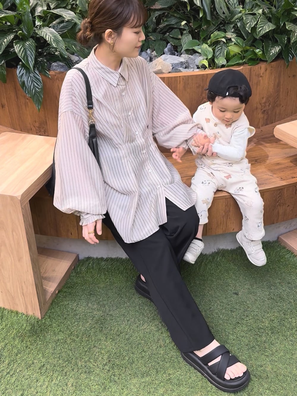 ベージュ系のシャツ/ブラウス、ブラック系のパンツ、ブラック系のバッグを着用したレディースの夏コーディネートの2枚目の写真