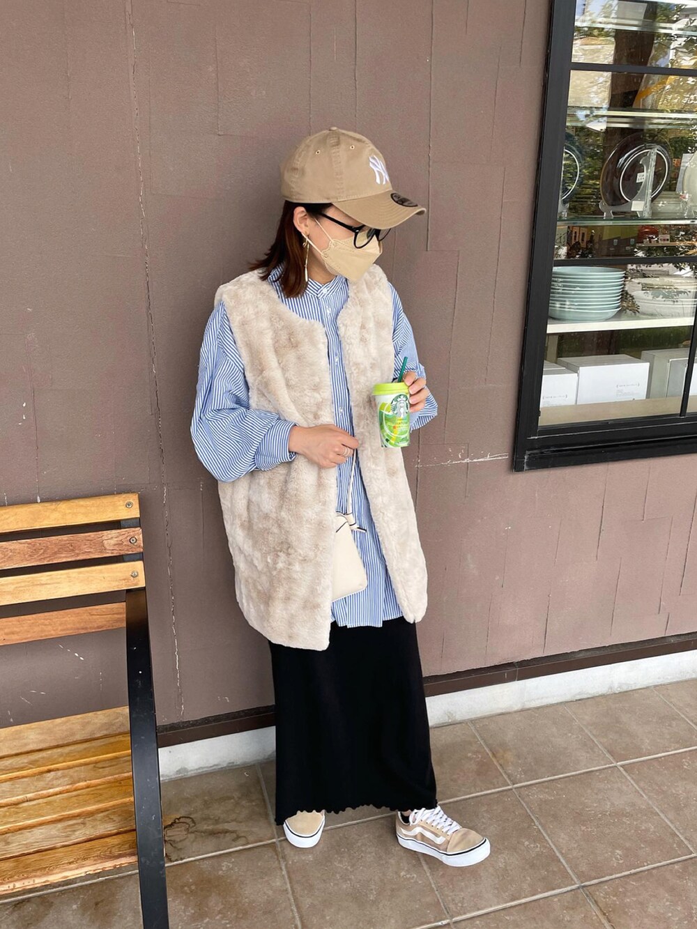 「シャツスタイル、SENSE OF PLACE by URBAN RESEAR、ファーベスト、ベスト、レイヤードスタイル、ストライプシャツ、キャップ、カラーコーデ、秋服準備はじめました、休日スタイル、大人カジュアル、韓国ファッション、ショルダーバッグ、プチプラ、古着MIX」|「DISCOATのファーベスト(ベスト、グレー系)」を使った、chicchimoさん(レディース・152cm)の秋コーディネートの5枚目の写真