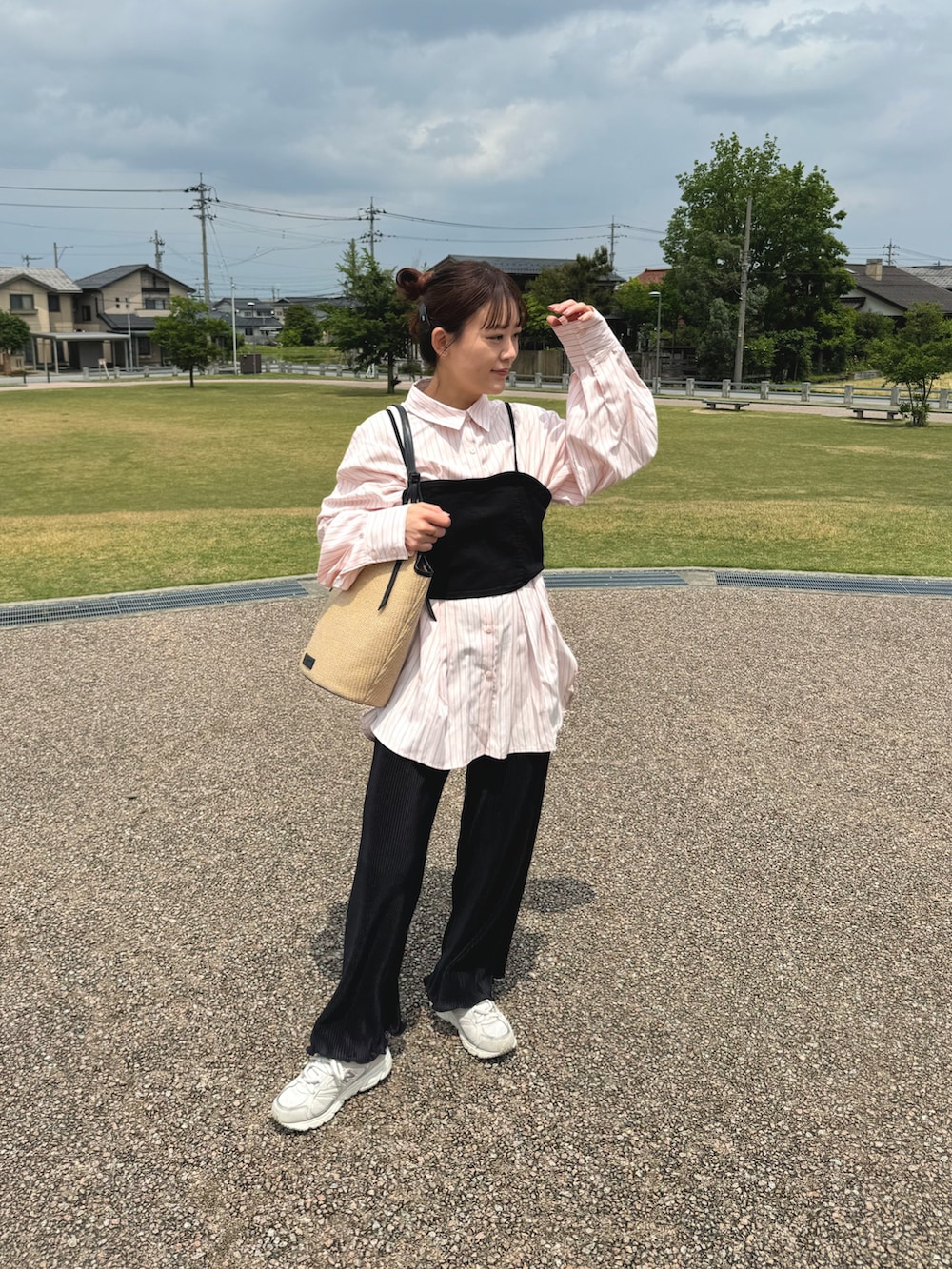 ピンク系のシャツ/ブラウス、ブラック系のその他パンツ、ブラック系のその他トップスを着用したレディースの春コーディネートの3枚目の写真