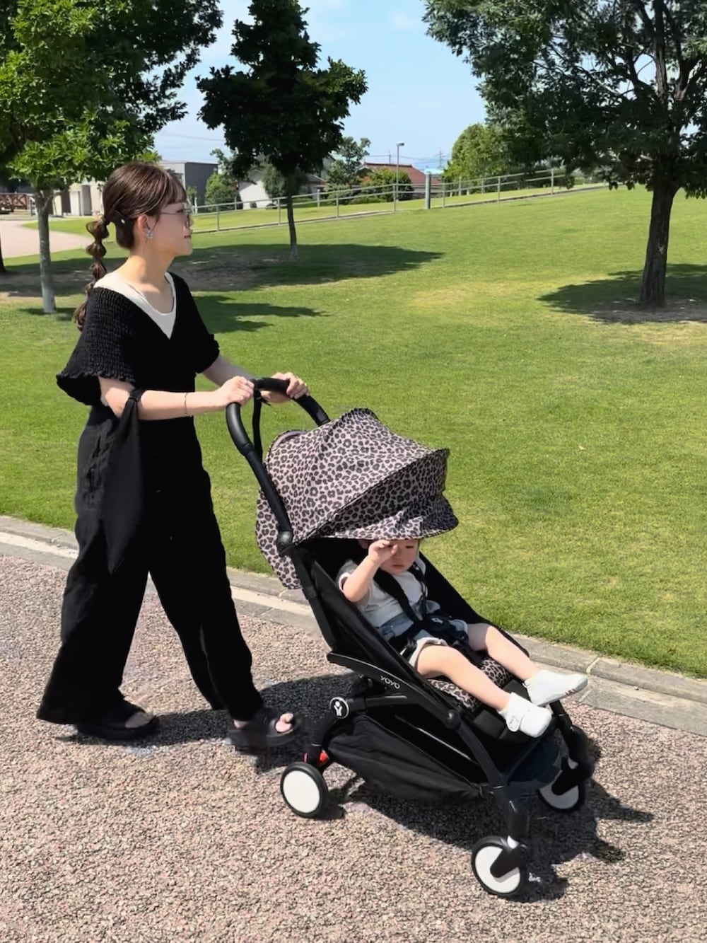 ブラック系のつなぎ/オールインワン、ブラック系のサンダル、ブラック系のトートバッグを着用したレディースの夏コーディネートの2枚目の写真