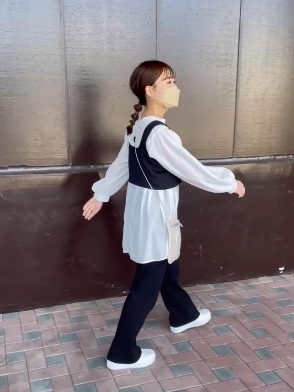 ホワイト系のシャツ/ブラウス、ブラック系のベスト、ブラック系のその他パンツを着用したレディースの春コーディネートの4枚目の写真