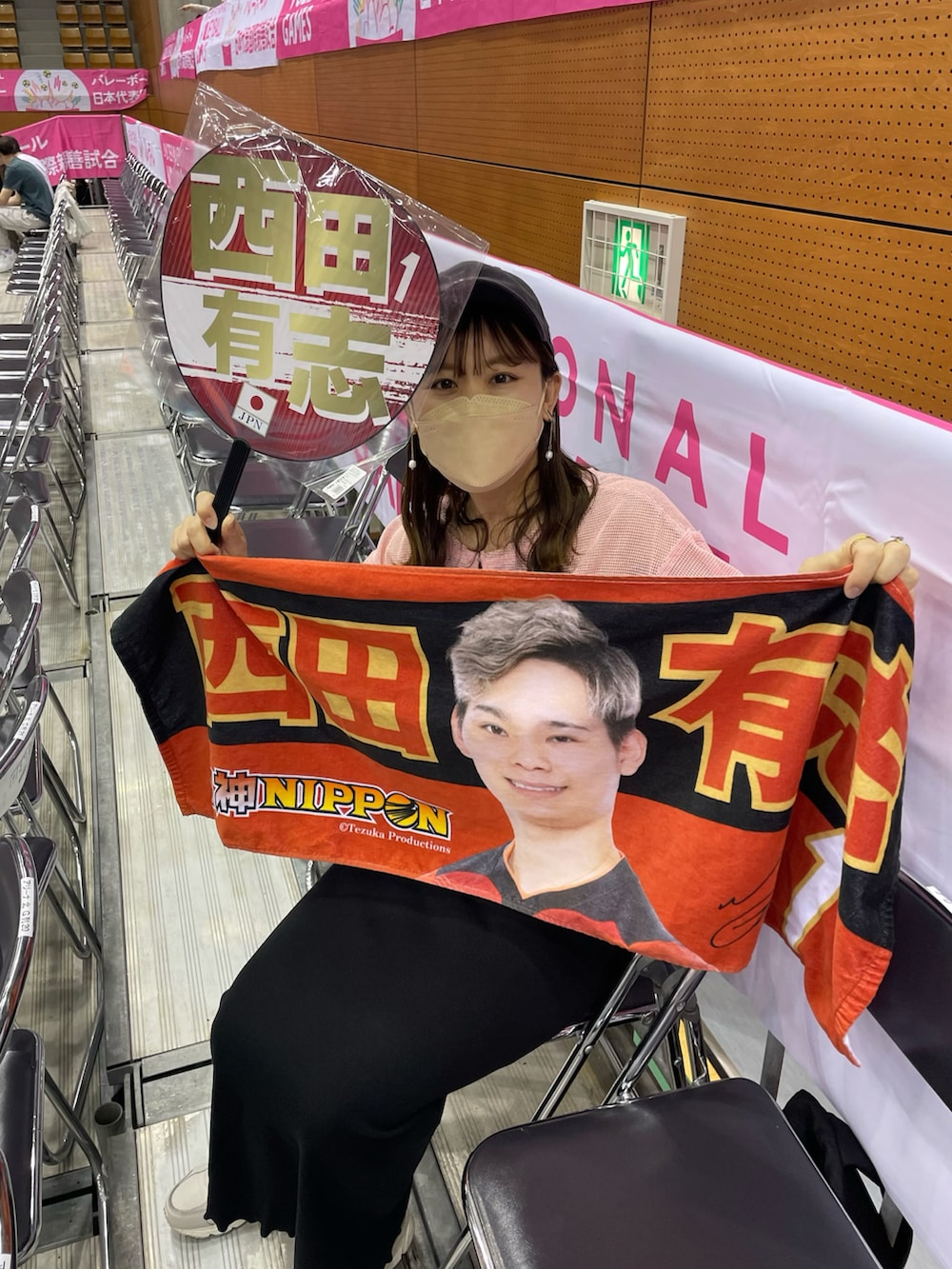 ピンク系のカーディガン/ボレロ、ブラック系のワンピース、ホワイト系のスニーカーを着用したレディースの春コーディネートの3枚目の写真