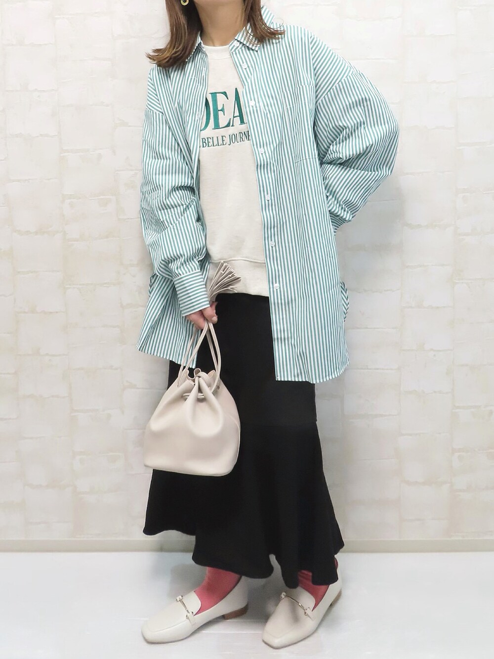 ホワイト系のローファー、グリーン系のシャツ/ブラウス、その他のスウェットを着用したレディースの春コーディネートの2枚目の写真