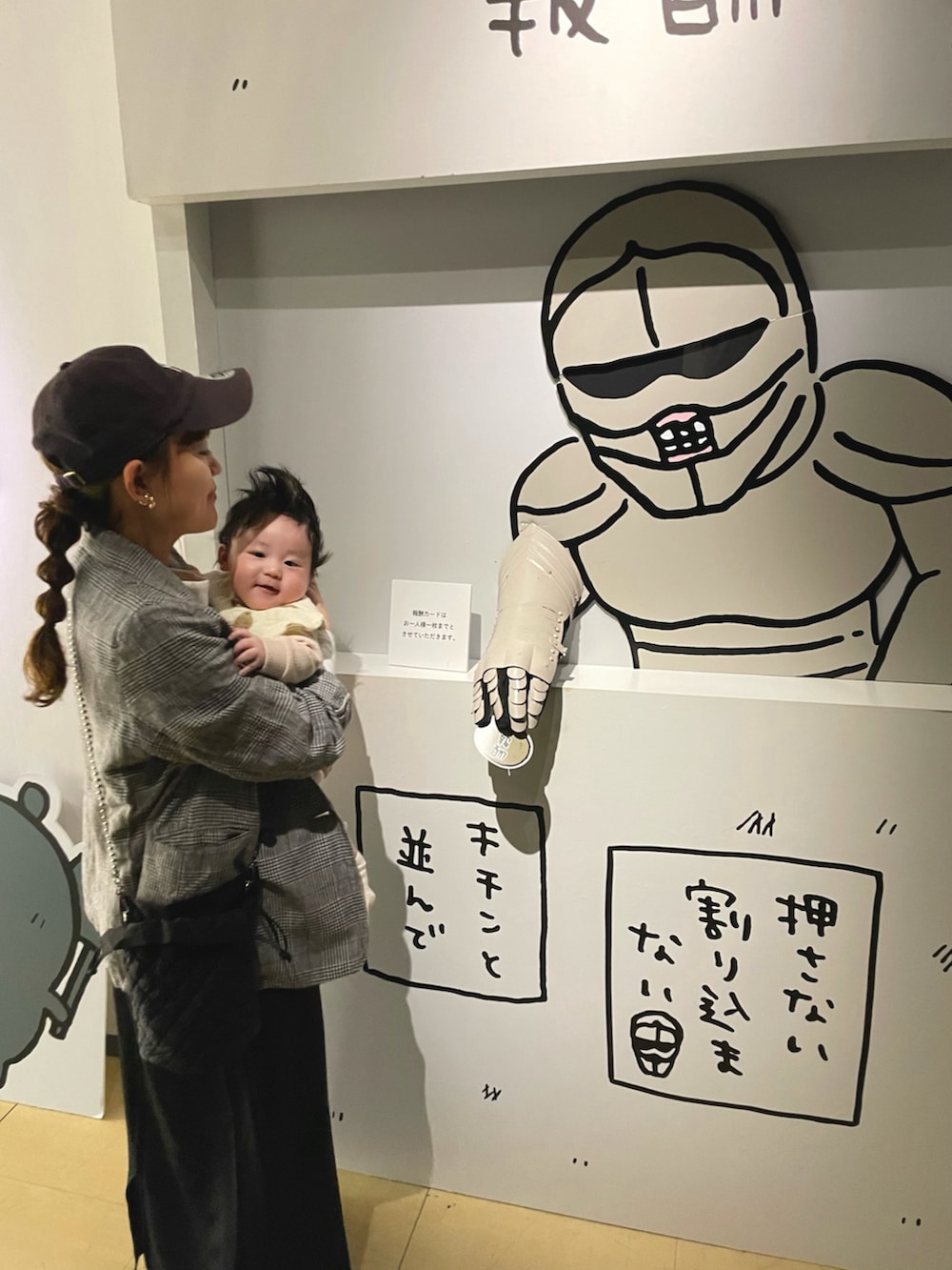 ブラック系のテーラードジャケット、ブラック系のワンピース、ホワイト系のスニーカーを着用したレディースの春コーディネートの4枚目の写真