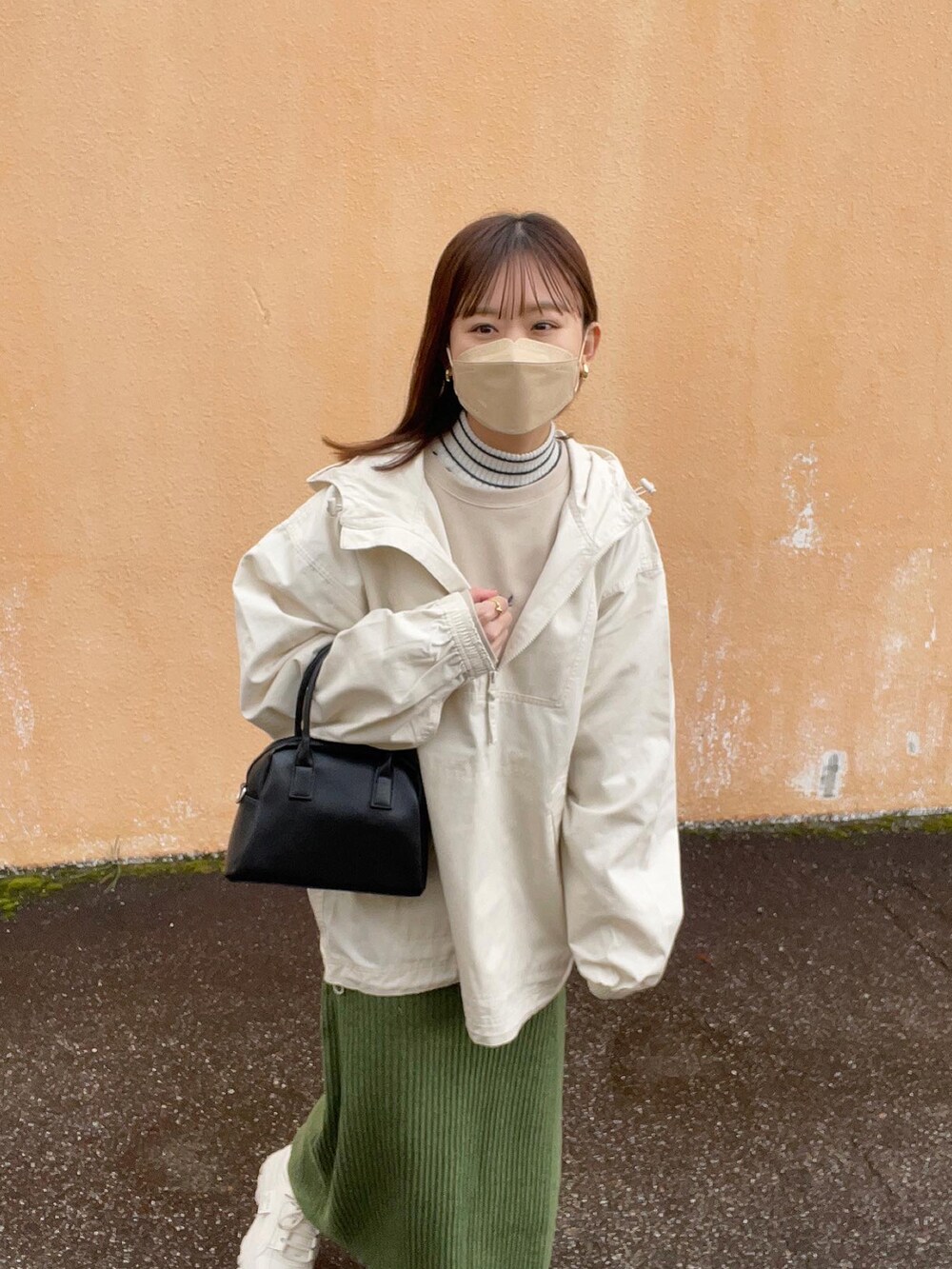 ベージュ系のスウェット、グリーン系のスカート、ホワイト系のニット/セーターを着用したレディースの冬コーディネートの4枚目の写真