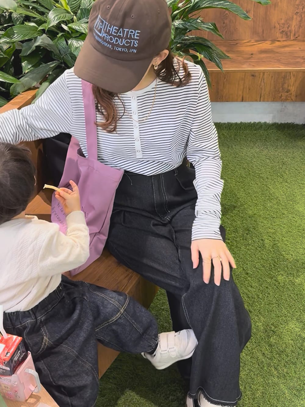 ホワイト系のTシャツ/カットソー、ブラック系のデニムパンツ、パープル系のトートバッグを着用したレディースの夏コーディネートの2枚目の写真