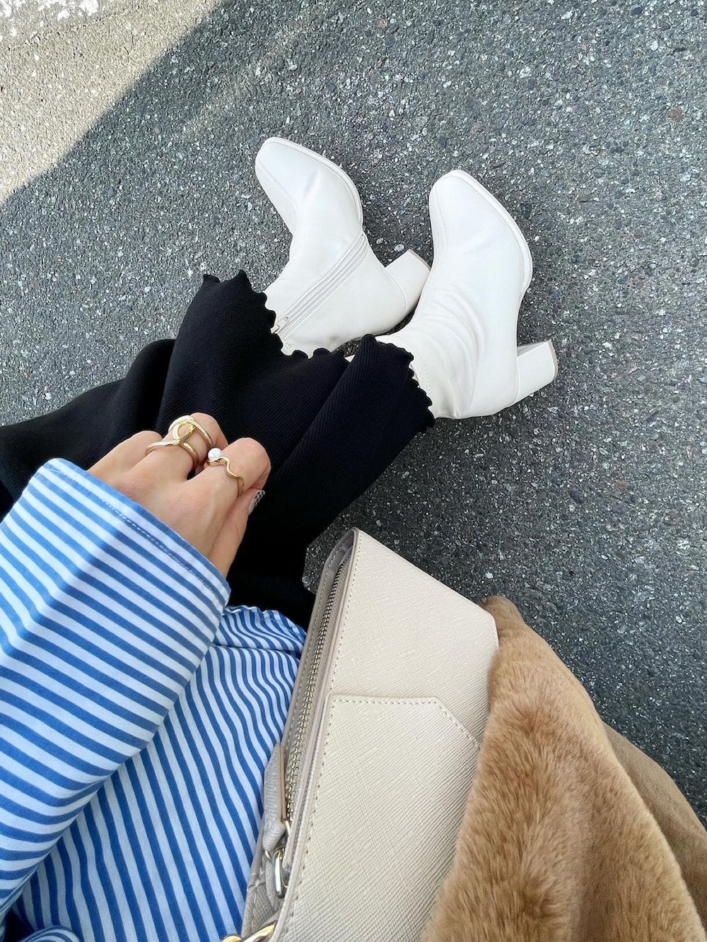 ホワイト系のブーツ、ブルー系のシャツ/ブラウス、ブラウン系のベストを着用したレディースの秋コーディネートの3枚目の写真