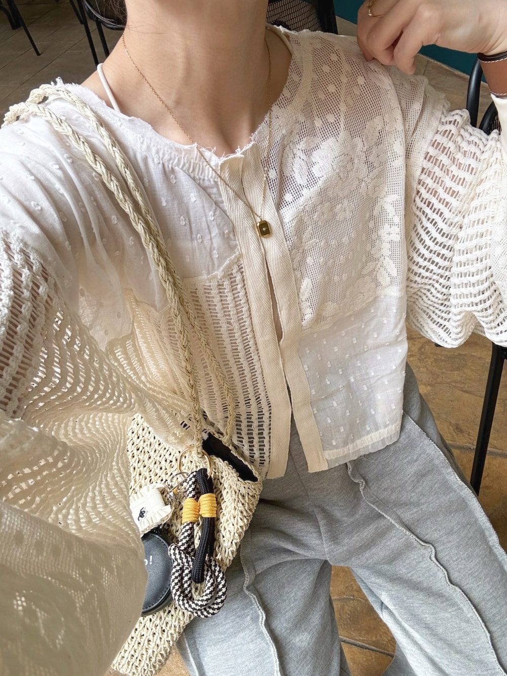 ホワイト系のカーディガン/ボレロ、グレー系のスウェットパンツ、ブラック系のバレッタ/ヘアクリップを着用したレディースの夏コーディネートの3枚目の写真