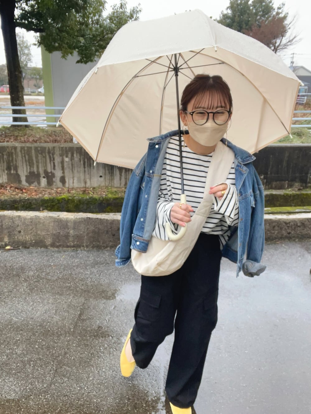 ホワイト系のTシャツ/カットソー、ブルー系のデニムジャケット、ブラック系のカーゴパンツを着用したレディースの冬コーディネートの5枚目の写真