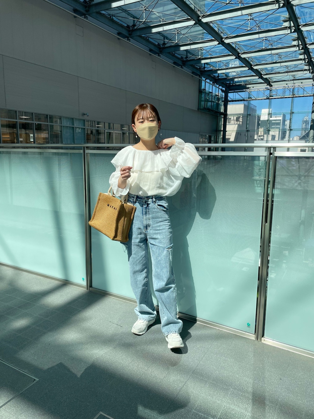 ホワイト系のシャツ/ブラウス、その他のデニムパンツ、ホワイト系のスニーカーを着用したレディースの春コーディネートの2枚目の写真