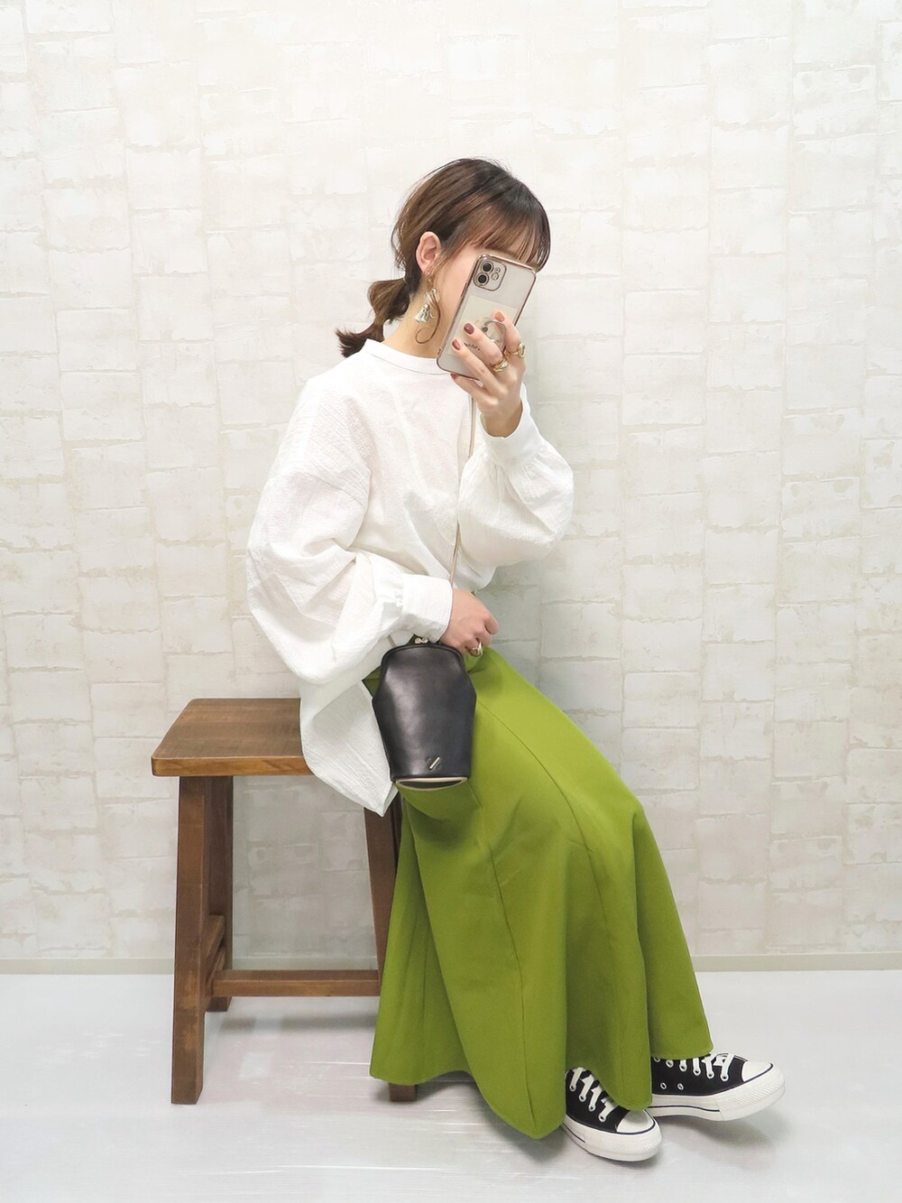 ホワイト系のシャツ/ブラウス、グリーン系のスカート、ブラック系のショルダーバッグを着用したレディースの春コーディネートの2枚目の写真
