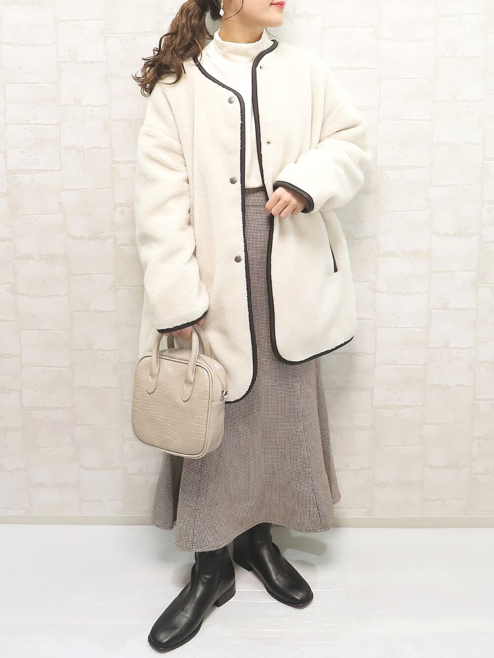 ブラック系のその他シューズ、ホワイト系のスウェット、ホワイト系のその他アウターを着用したレディースの冬コーディネートの2枚目の写真