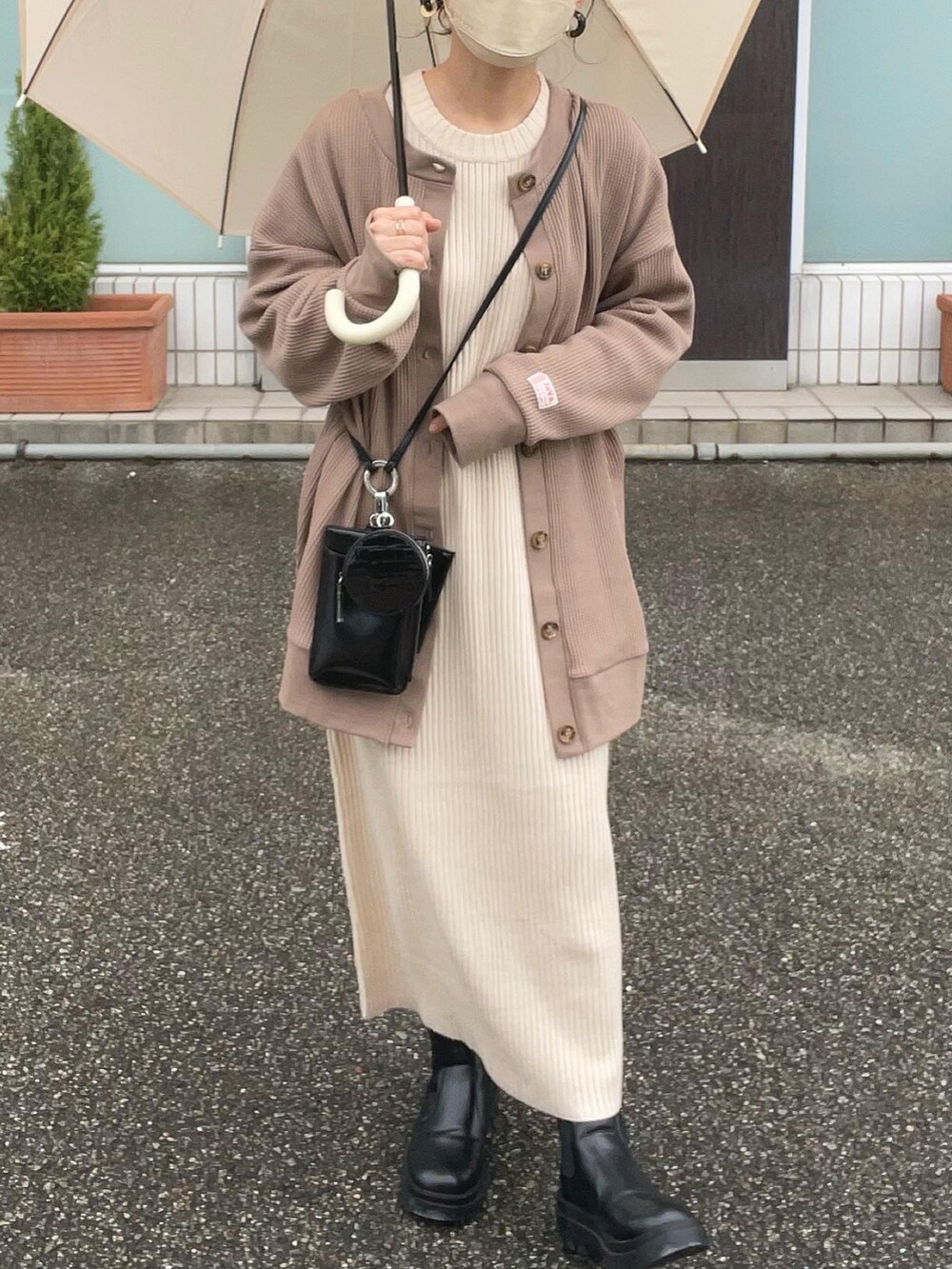 「雨の日コーデ、ワントーンコーデ、淡色コーデ、プチプラ、ショルダーバッグ、ロングワンピース、ブーツ、韓国ファッション、ビッグシルエット、ベージュ、カーディガン、秋コーデ、きれいめカジュアル、休日スタイル、ブーツコーデ」｜「Javaの《JaVaジャバ コラボ》ワッフル素材でリラックス気分。2way楽しめるカーディガン。（カーディガン/ボレロ、ブラウン系）」を使った、chicchimoさん（レディース・152cm）の秋コーディネートの4枚目の写真
