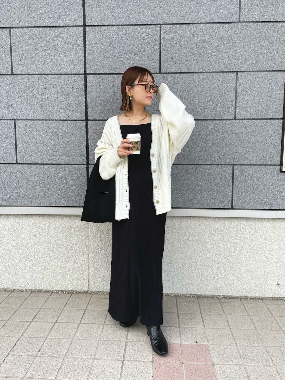 「休日スタイル、モノトーンコーデ、ワンピース、キャミワンピ、カーディガン、ブーツ、ストリート、ニット、きれいめカジュアル、メガネ女子、お出かけコーデ、秋服準備はじめました、レイヤードスタイル、シンプル、カジュアルコーデ」｜「Javaの《JAVAジャバ 別注》即、お洒落上級者。2wayビッグハンドステッチカーディガン（カーディガン/ボレロ、ホワイト系）」を使った、chicchimoさん（骨格ナチュラル・レディース・152cm）の秋コーディネートの2枚目の写真
