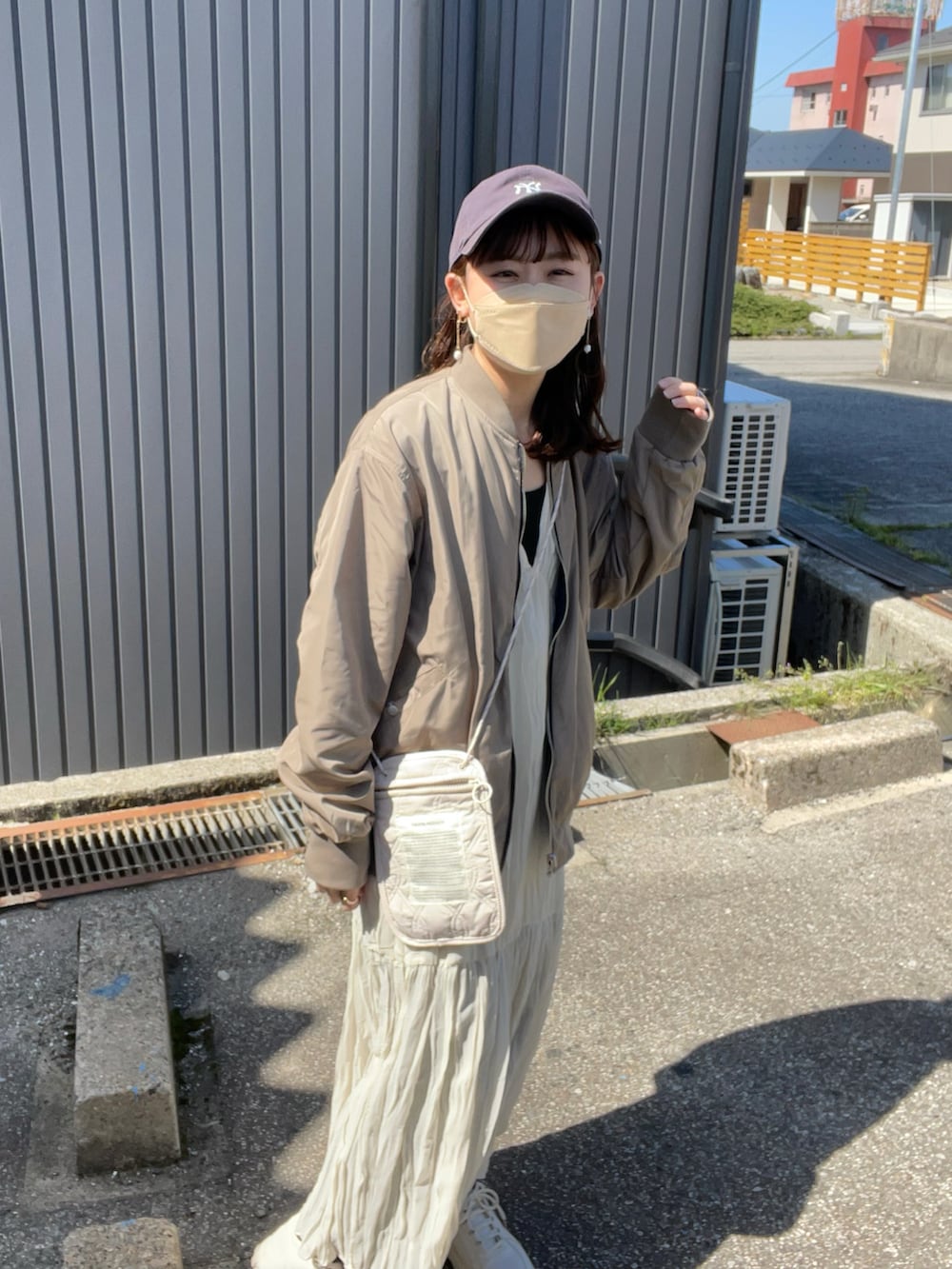 「休日スタイル、MA-1、ロングワンピース、シアー、レイヤードスタイル、キャップ、白スニーカー、春コーデ、春服みてみて、ショルダーバッグ、ボリューム袖、ベージュ、韓国ファッション、キャミワンピ、古着MIX」|「URBAN RESEARCH Sonny LabelのリバーシブルMA-1ブルゾン(MA-1、ベージュ系)」を使った、chicchimoさん(骨格ナチュラル・レディース・152cm)の春コーディネートの2枚目の写真