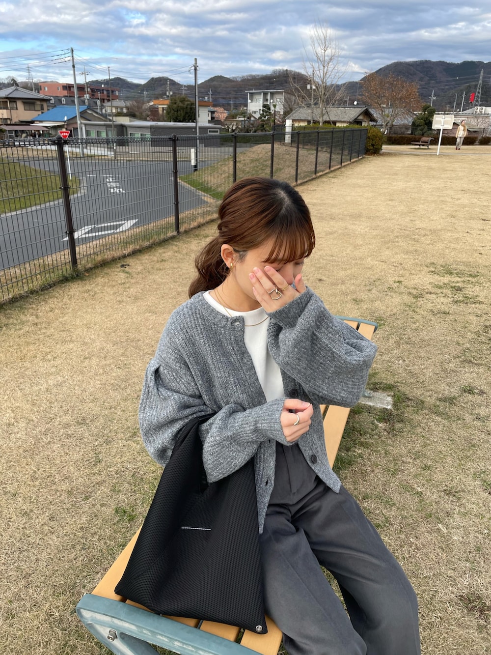 「休日スタイル、モノトーン、カーディガン、ニット、カジュアルコーデ、冬コーデ、レイヤードスタイル、きれいめカジュアル、プチプラ、お出かけコーデ、パンツスタイル、スニーカー、ストリート、ニューバランス、ブラックコーデ」|「forksy.の【forksy.】モヘアタッチミックスニットショート丈ボリュームスリーブカーディガン(カーディガン/ボレロ、グレー系)」を使った、chicchimoさん(骨格ナチュラル・レディース・152cm)の冬コーディネートの2枚目の写真
