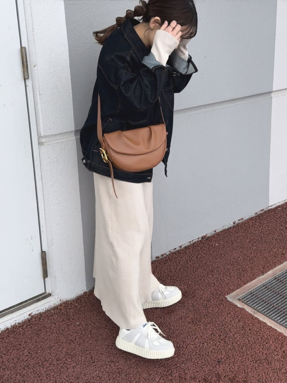 「デニム、デニムジャケット、ワンピース、ニット、ショルダーバッグ、ニット帽、スニーカー、レイヤードスタイル、プチプラ、春色、大人カジュアルコーデ、春服、ママファッション、春アウター、大人可愛い」｜「BONLECILLのルーズデニムジャケット/Gジャン（デニムジャケット、ブルー系）」を使った、chicchimoさん（レディース・152cm）の春コーディネートの4枚目の写真