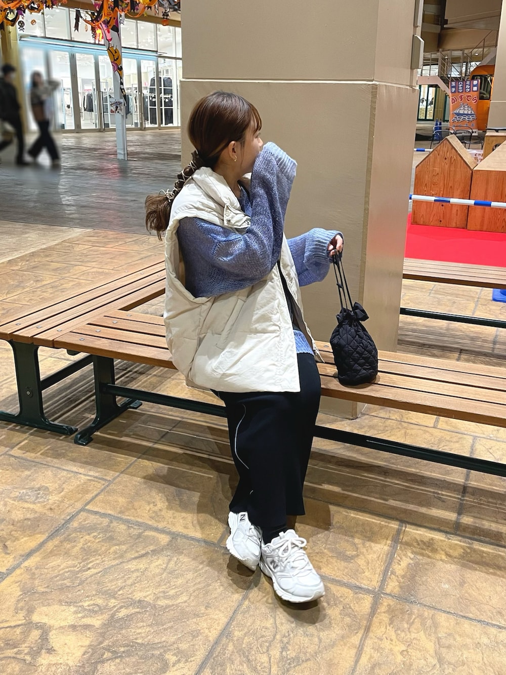「ファッションを楽しもう、スニーカー、プチプラ、ダウンベスト、お出かけコーデ、スポーツミックス、厚底シューズ、シアートップス、ビッグシルエット、休日スタイル、カラー×コーデ、韓国ファッション、きれいめカジュアル、ニット、シンプルスタイル」｜「Javaの《JAVAジャバ 別注》お洒落＆抜け感。マルチウェイ グラデーション メッシュ編みニット（ニット/セーター、ブルー系）」を使った、chicchimoさん（骨格ナチュラル・レディース・152cm）の秋コーディネートの4枚目の写真