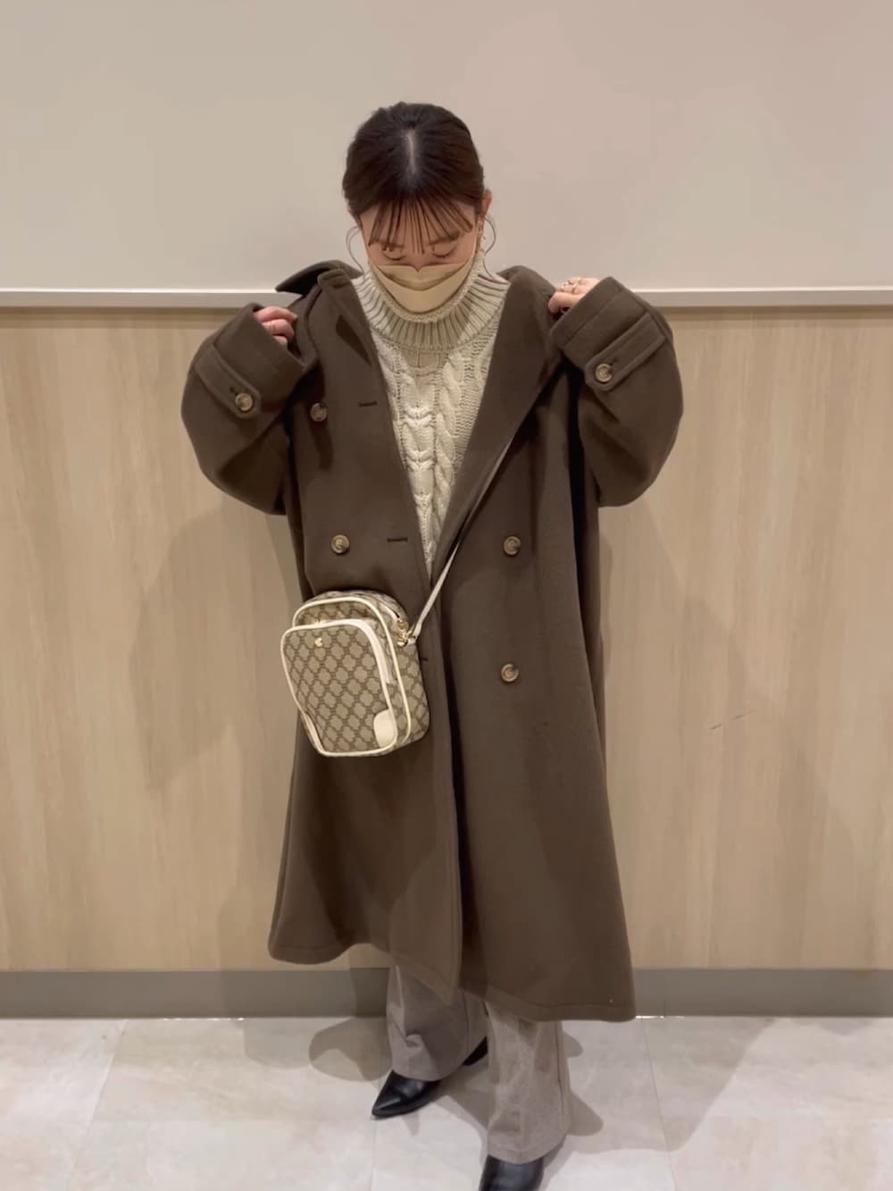 「ITEMS URBANRESEARCH、PR、きれいめカジュアル、ニット、冬コーデ、レイヤードスタイル、ニットベスト、タートルネック、ワントーンコーデ、ビッグシルエット、GRL、ブーツ、ベスト、わたしの推しブランド、淡色コーデ」|「ITEMS URBANRESEARCHのケーブルニットベスト(ベスト、ベージュ系)」を使った、chicchimoさん(骨格ナチュラル・レディース・152cm)の冬コーディネートの4枚目の写真