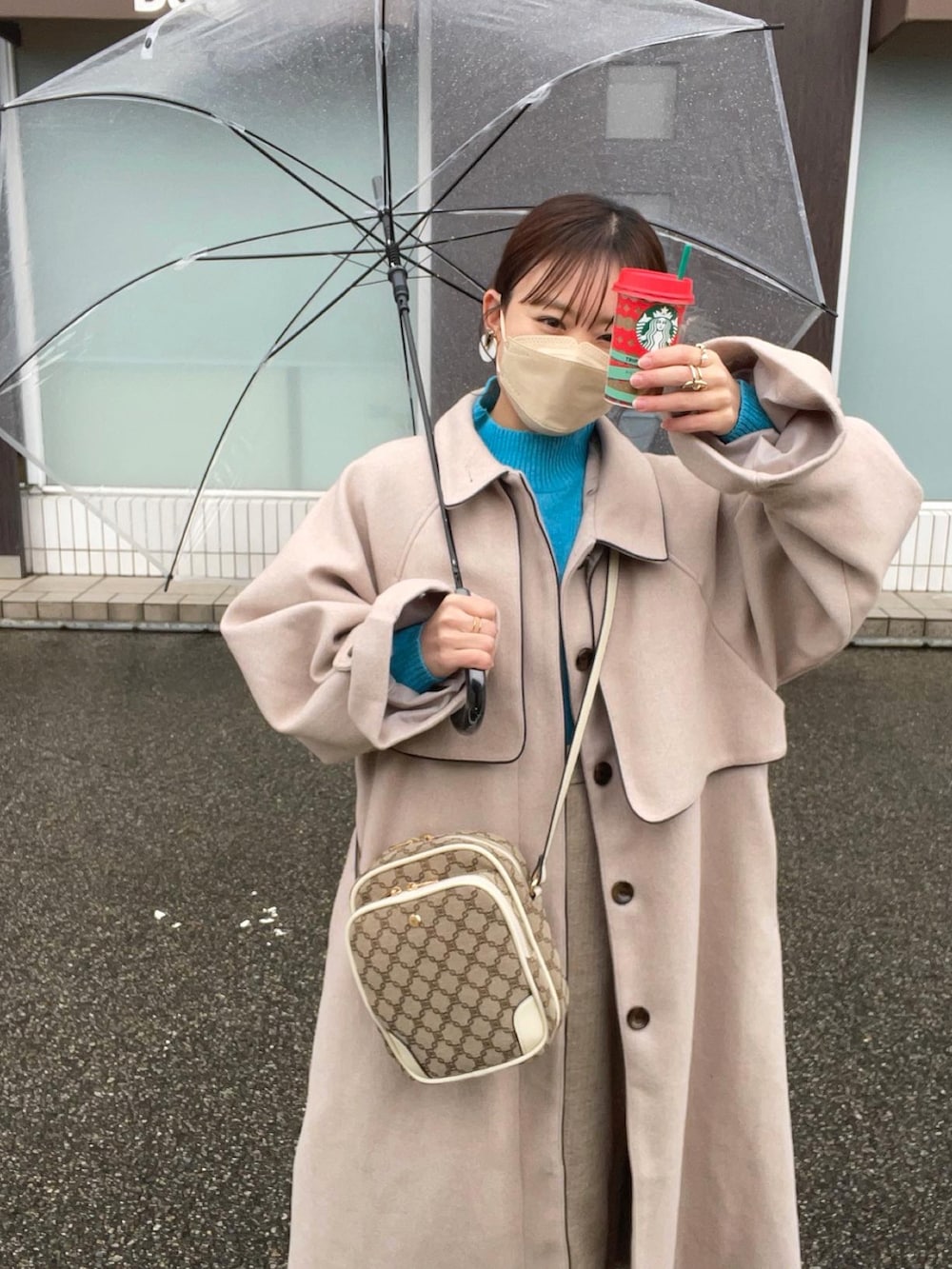 ベージュ系のショルダーバッグ、ブルー系のトップス、ベージュ系のジャケット/アウターを着用したレディースの冬コーディネートの2枚目の写真