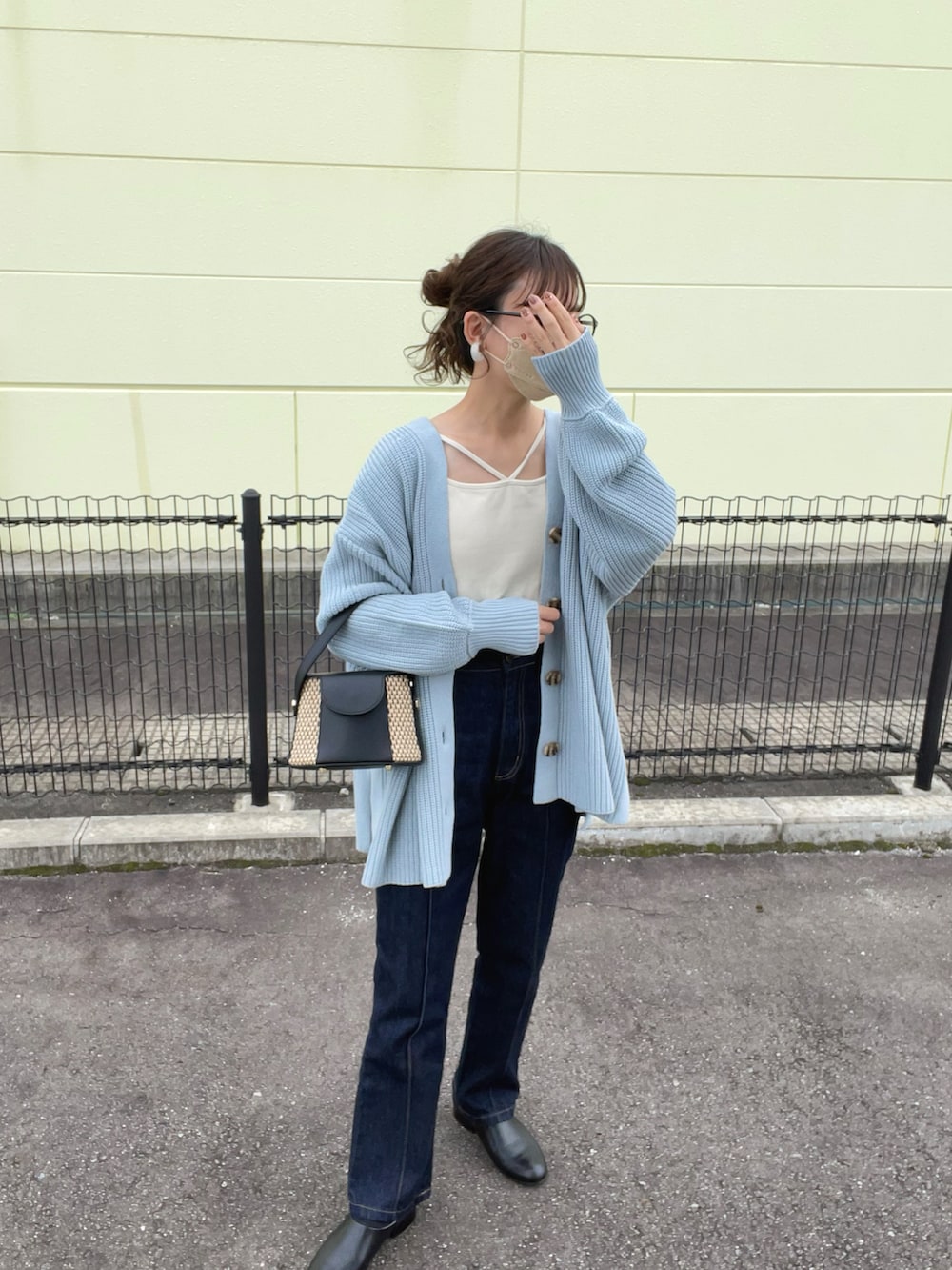 ブルー系のカーディガン/ボレロ、ホワイト系のキャミソール、ブラック系のデニムパンツを着用したレディースの秋コーディネートの4枚目の写真