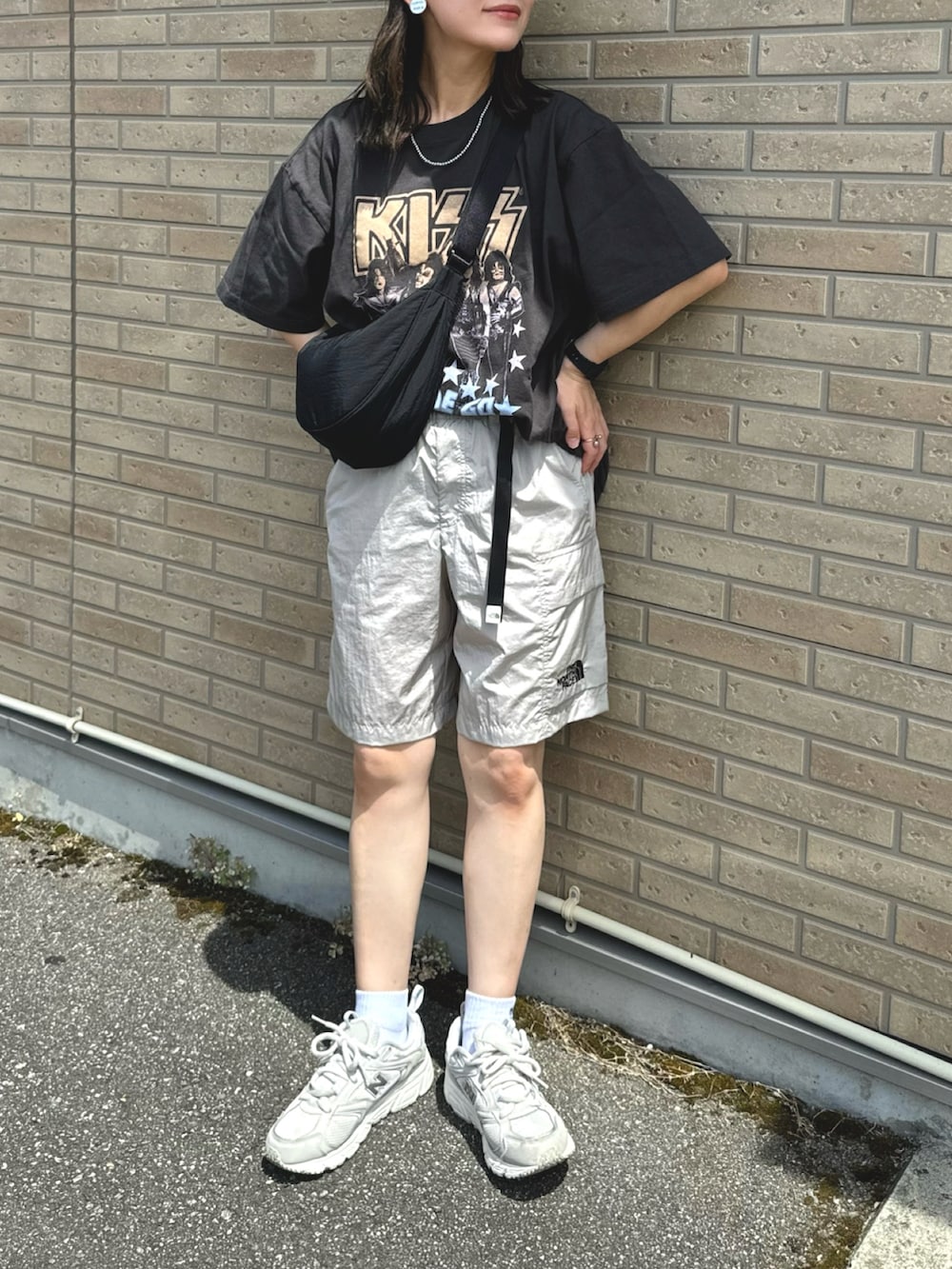 ホワイト系のカーゴパンツ、ブラック系のTシャツ/カットソー、ブラック系のショルダーバッグを着用したレディースの夏コーディネートの2枚目の写真