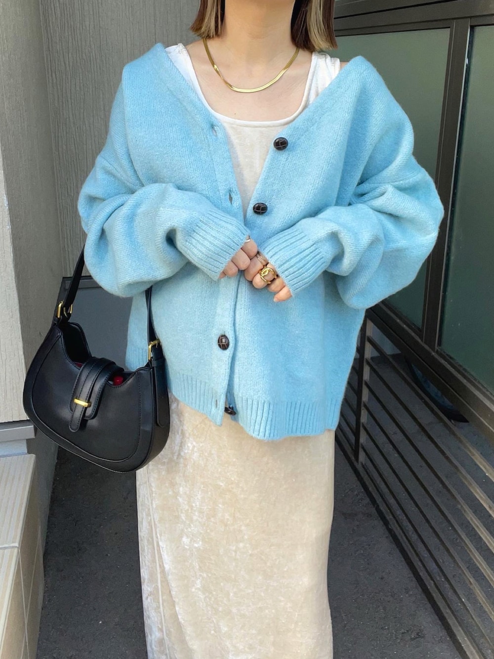 ブルー系のカーディガン/ボレロ、ホワイト系のワンピース、ブラック系のバッグを着用したレディースの秋コーディネートの3枚目の写真