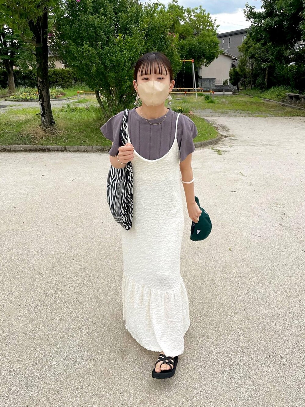 グレー系のシャツ/ブラウス、ホワイト系のワンピース、ブラック系のトートバッグを着用したレディースの夏コーディネートの5枚目の写真