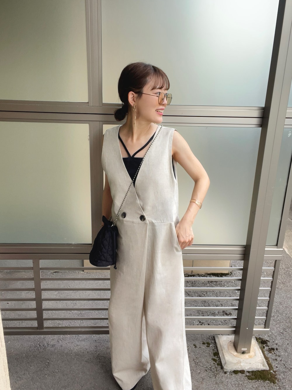「夏セールで買いました、フェススタイル、お出かけコーデ、メガネ女子、韓国ファッション、オールインワン、モノトーン、レイヤードスタイル、サングラス、ビッグシルエット、サロペット、ストリート、プチプラ、休日スタイル、夏コーデ」｜「classicalelfの1枚でこなれレディ。麻混ワイドオールインワン（サロペット/オーバーオール、ホワイト系）」を使った、chicchimoさん（骨格ナチュラル・レディース・152cm）の夏コーディネートの2枚目の写真