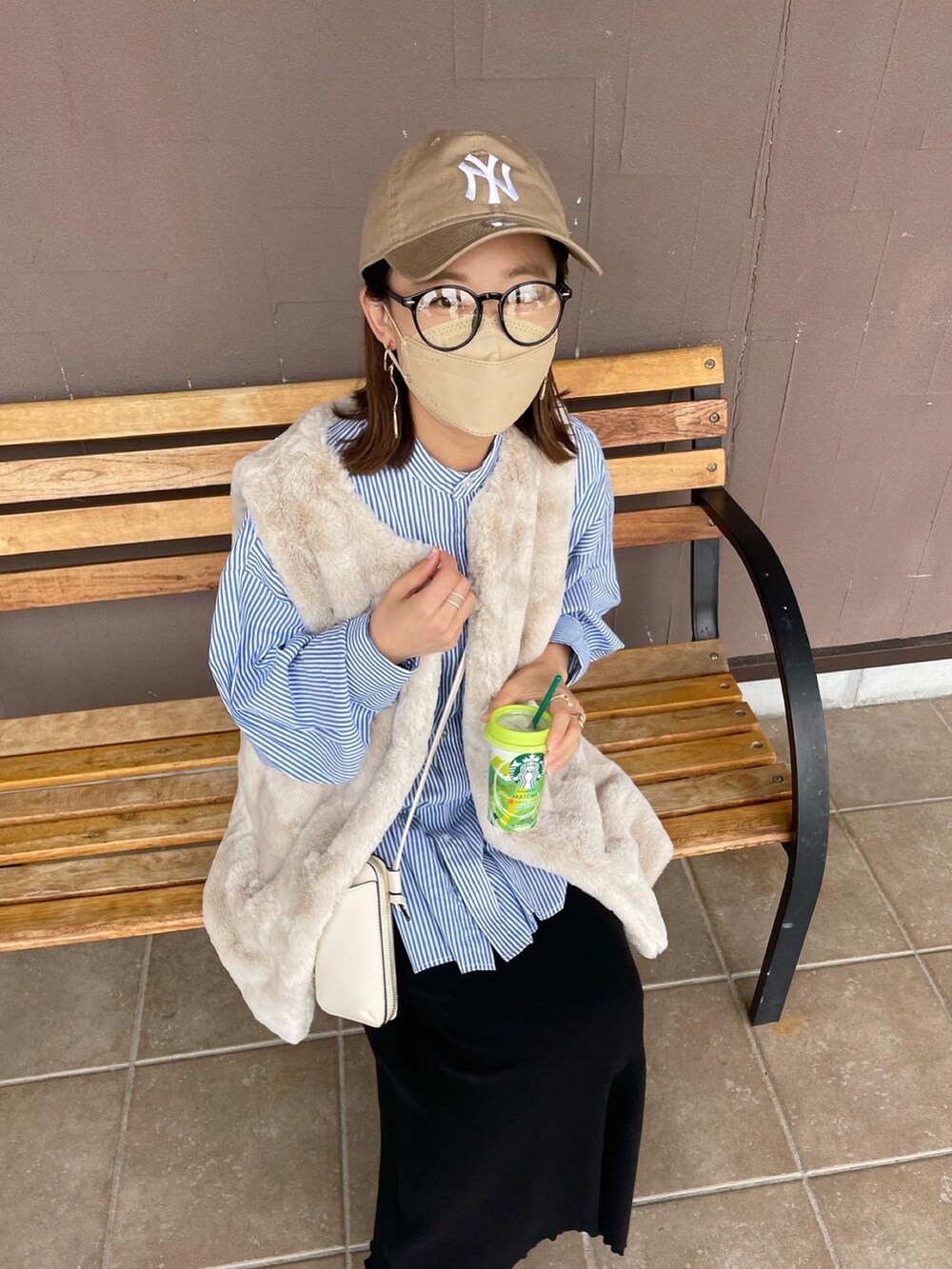 「シャツスタイル、SENSE OF PLACE by URBAN RESEAR、ファーベスト、ベスト、レイヤードスタイル、ストライプシャツ、キャップ、カラーコーデ、秋服準備はじめました、休日スタイル、大人カジュアル、韓国ファッション、ショルダーバッグ、プチプラ、古着MIX」|「DISCOATのファーベスト(ベスト、グレー系)」を使った、chicchimoさん(レディース・152cm)の秋コーディネートの4枚目の写真