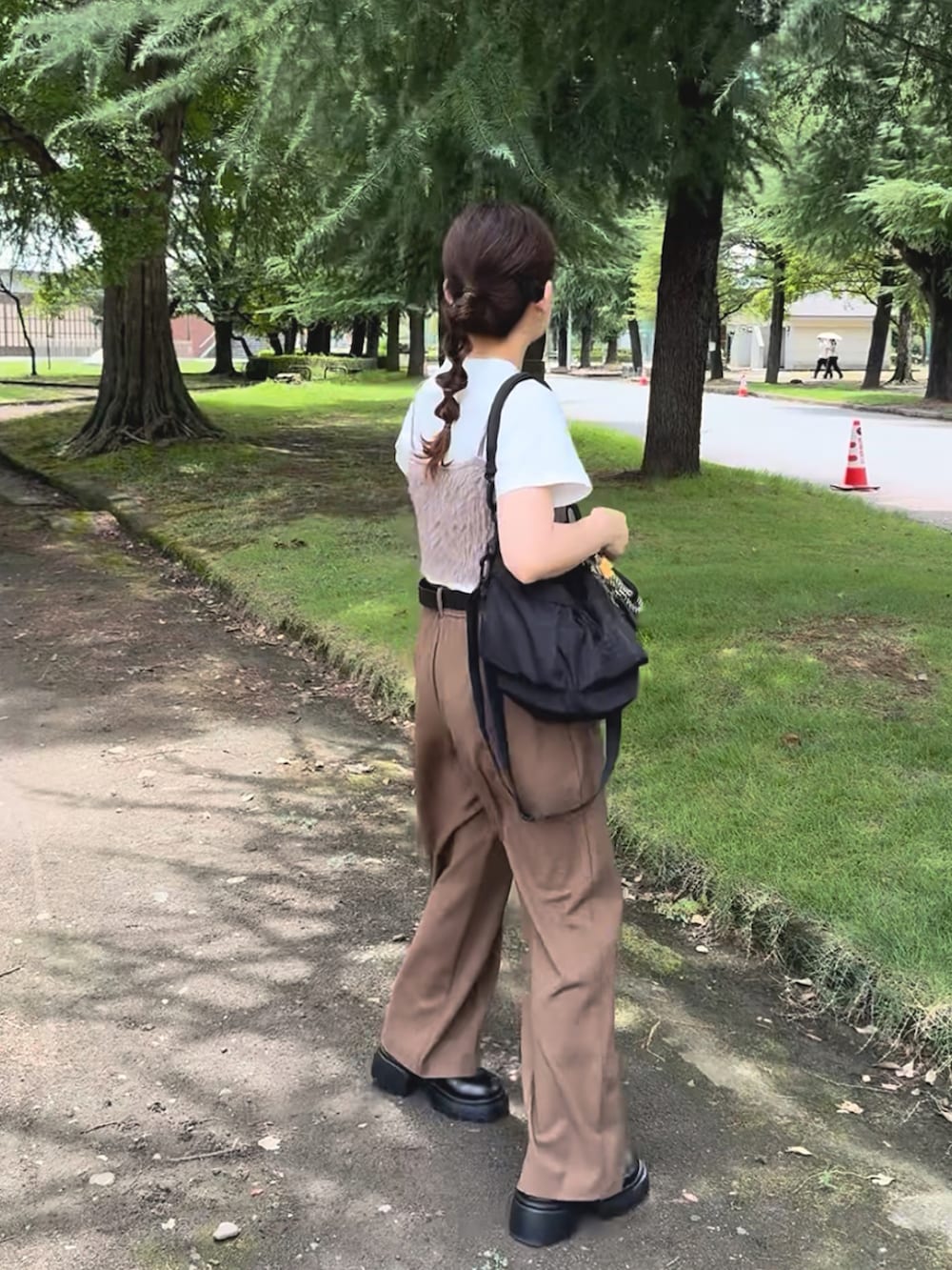 ブラウン系のパンツ、ブラウン系のワンピース/ドレス、ブラック系のバッグを着用したレディースの秋コーディネートの3枚目の写真