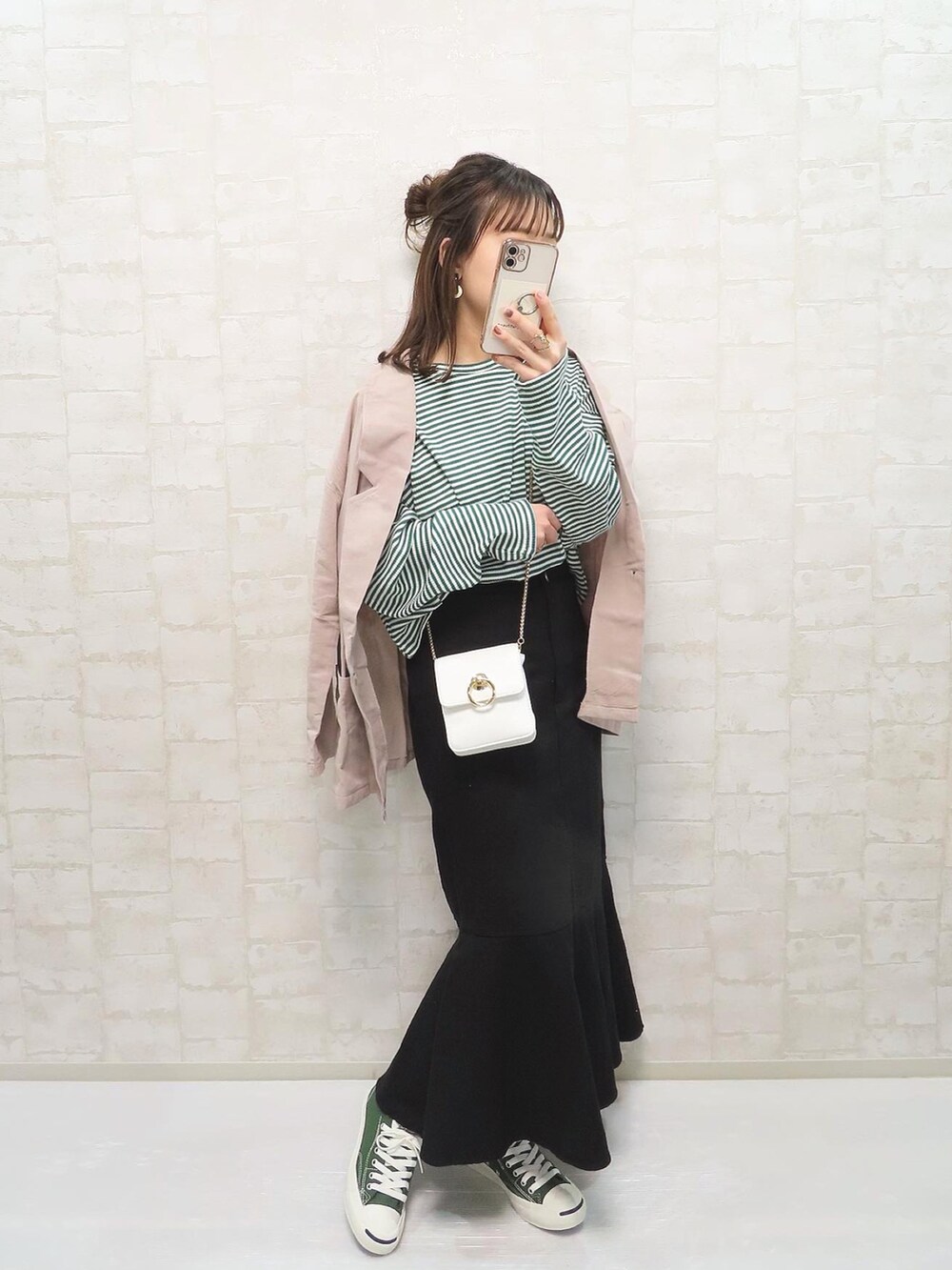 グリーン系のTシャツ/カットソー、ベージュ系のセットアップ、ブラック系のスカートを着用したレディースの春コーディネートの2枚目の写真