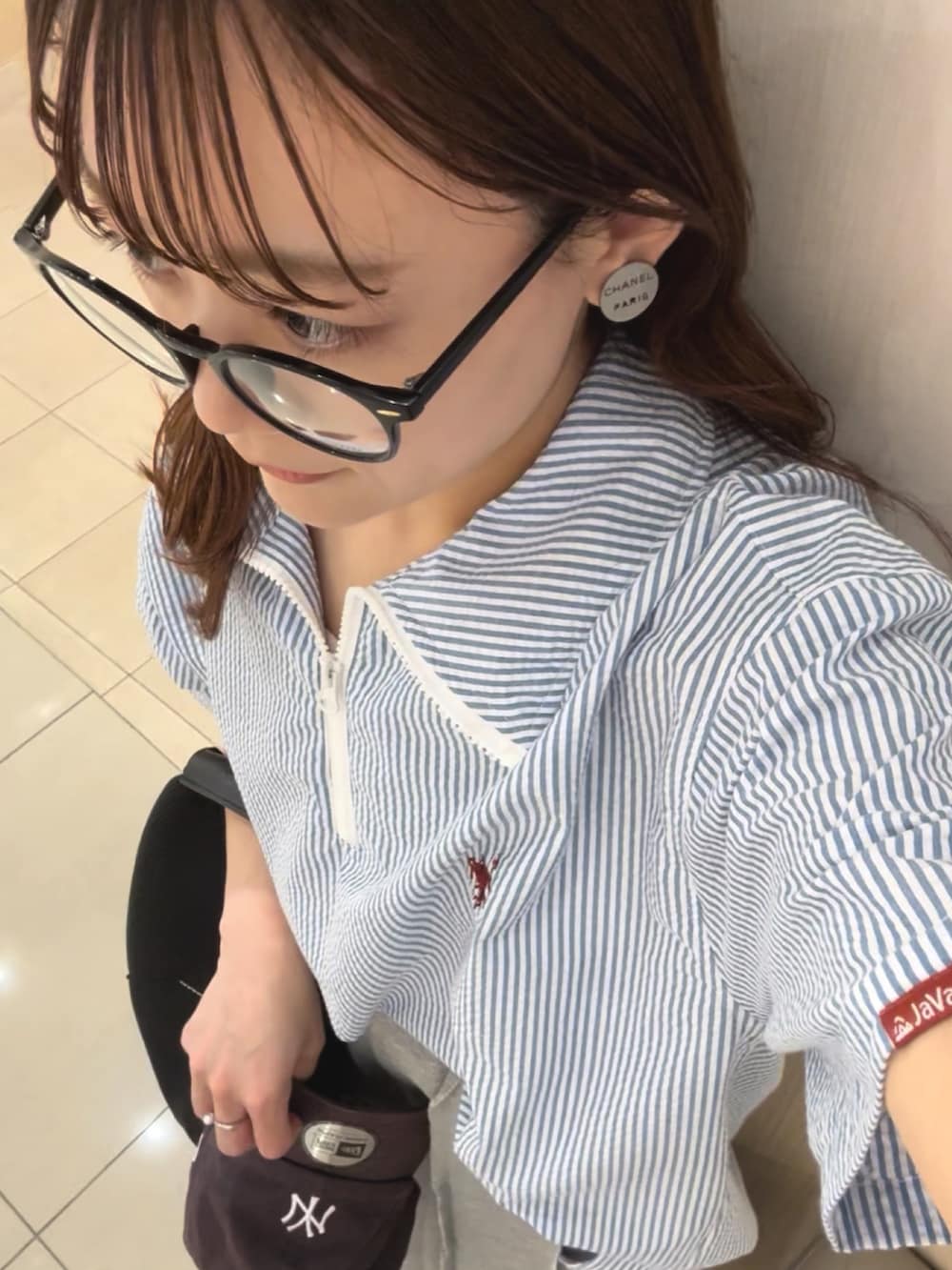 ブルー系のTシャツ/カットソー、グレー系のスウェットパンツ、ホワイト系のスニーカーを着用したレディースの春コーディネートの3枚目の写真