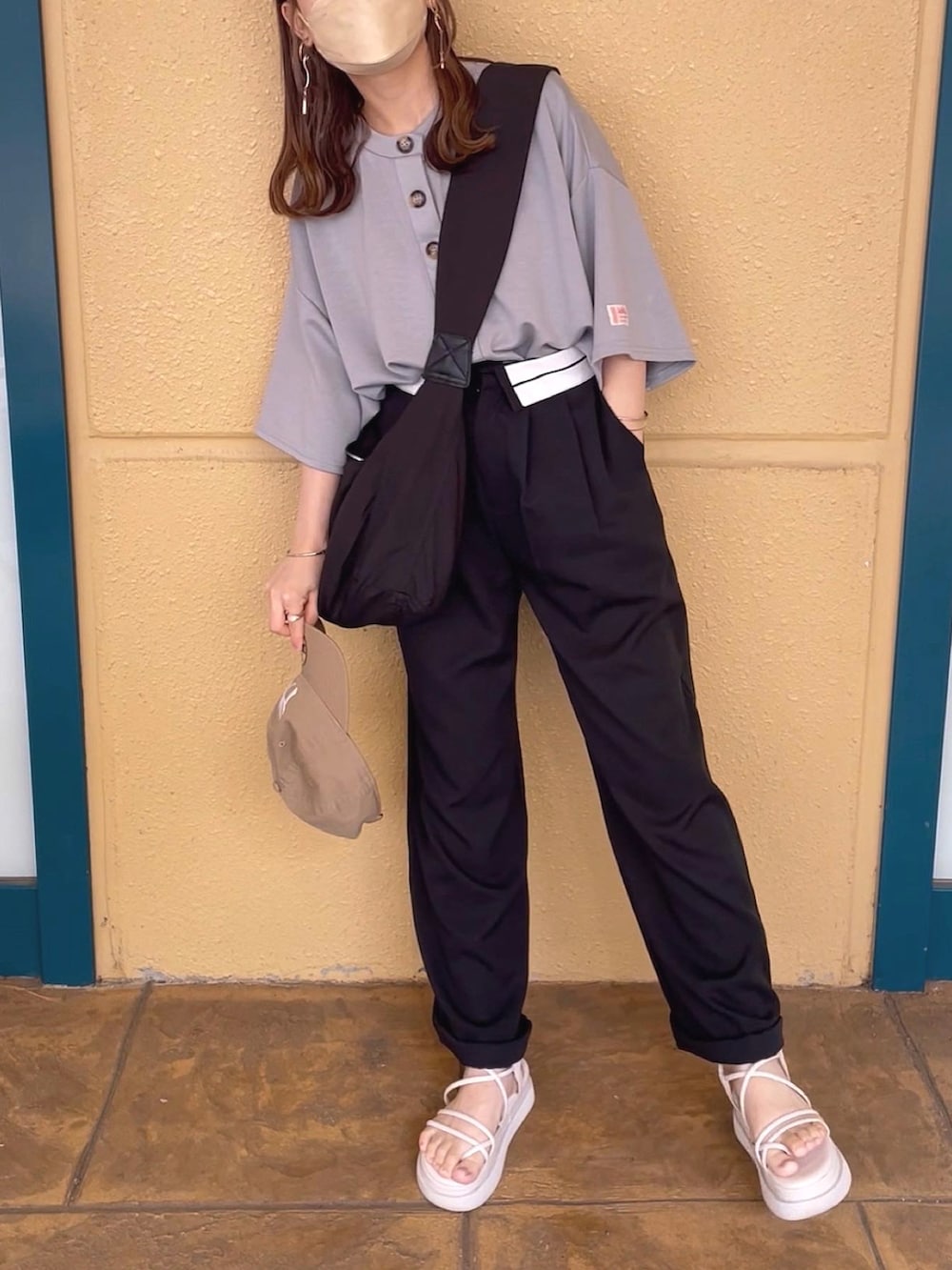 グリーン系のTシャツ/カットソー、ブラック系のパンツ、ブラック系のショルダーバッグを着用したレディースの夏コーディネートの3枚目の写真