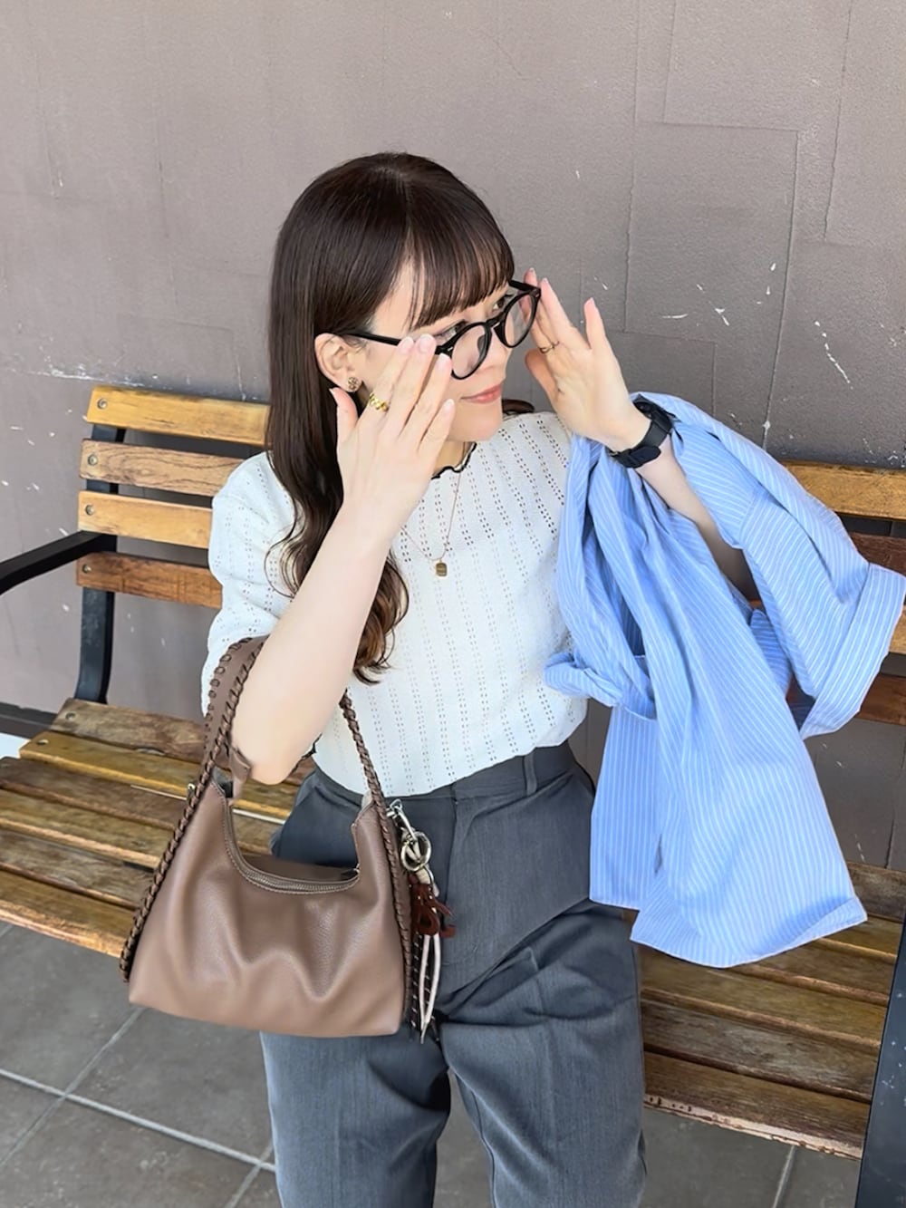 ホワイト系のTシャツ/カットソー、ベージュ系のスニーカー、ブルー系のシャツ/ブラウスを着用したレディースの夏コーディネートの2枚目の写真