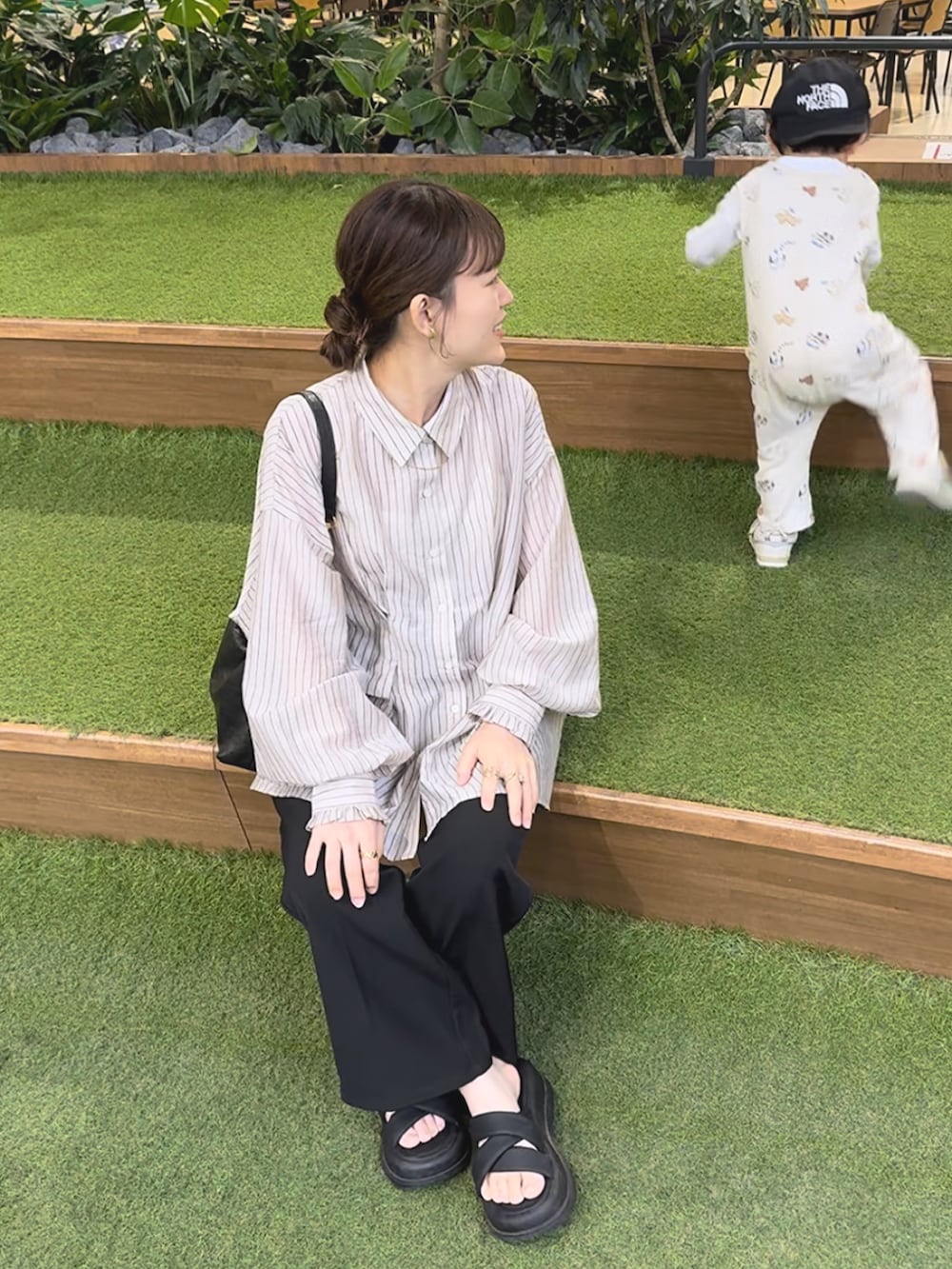 ベージュ系のシャツ/ブラウス、ブラック系のパンツ、ブラック系のバッグを着用したレディースの夏コーディネートの4枚目の写真